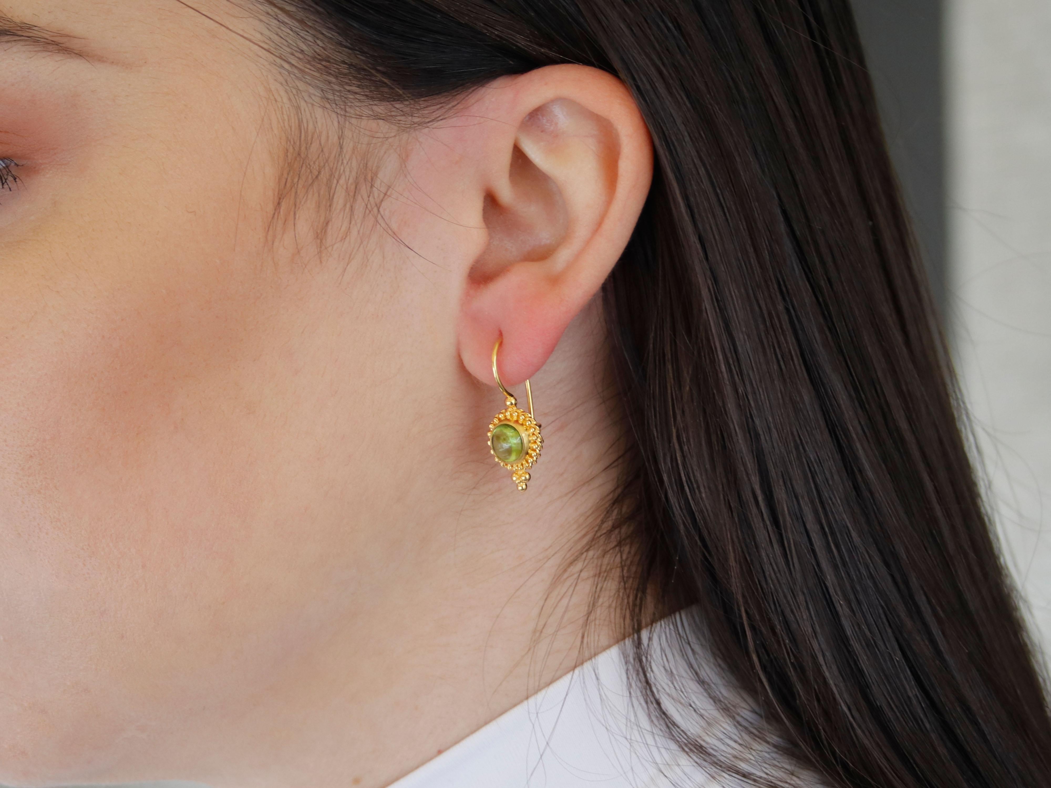 Taille ronde Dimos Boucles d'oreilles filigranes en or jaune 18 carats avec péridot en vente