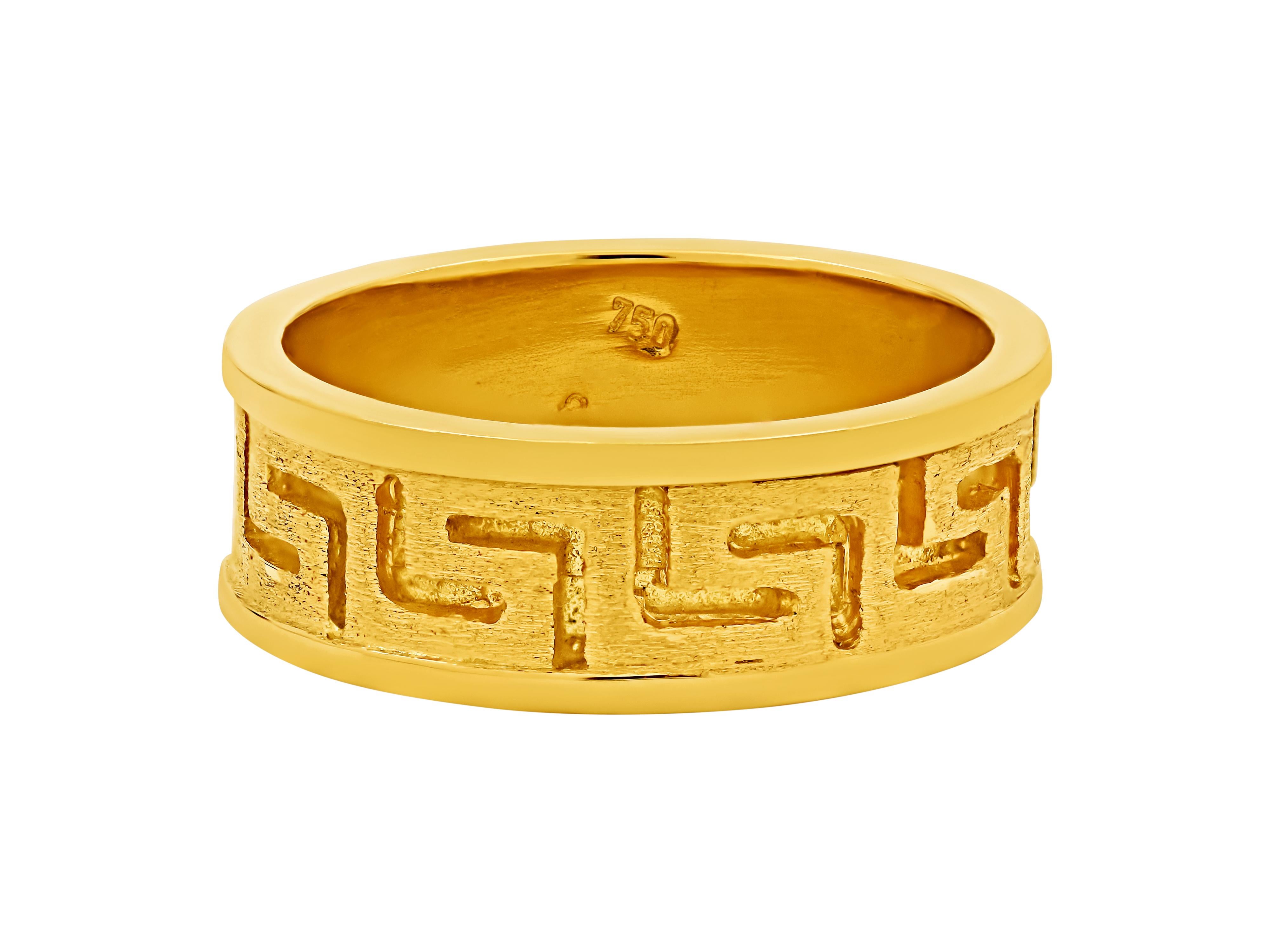 Bague à anneau sculpté en forme de clé grecque en or jaune 18k. Pièce unique et non commerciale avec de la profondeur et du caractère. Peut être réalisé sur commande en or blanc. Vous allez l'adorer.