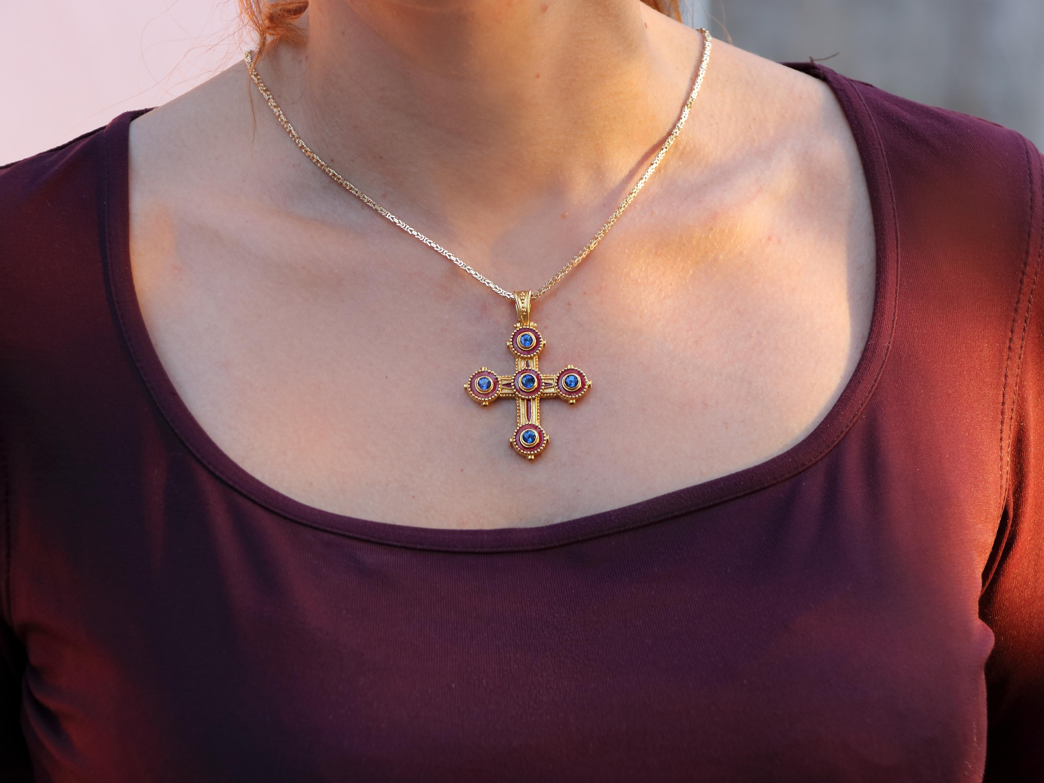 Dimos 18 Karat Gold byzantinisches Kreuz mit Emaille und Saphiren im Angebot 1