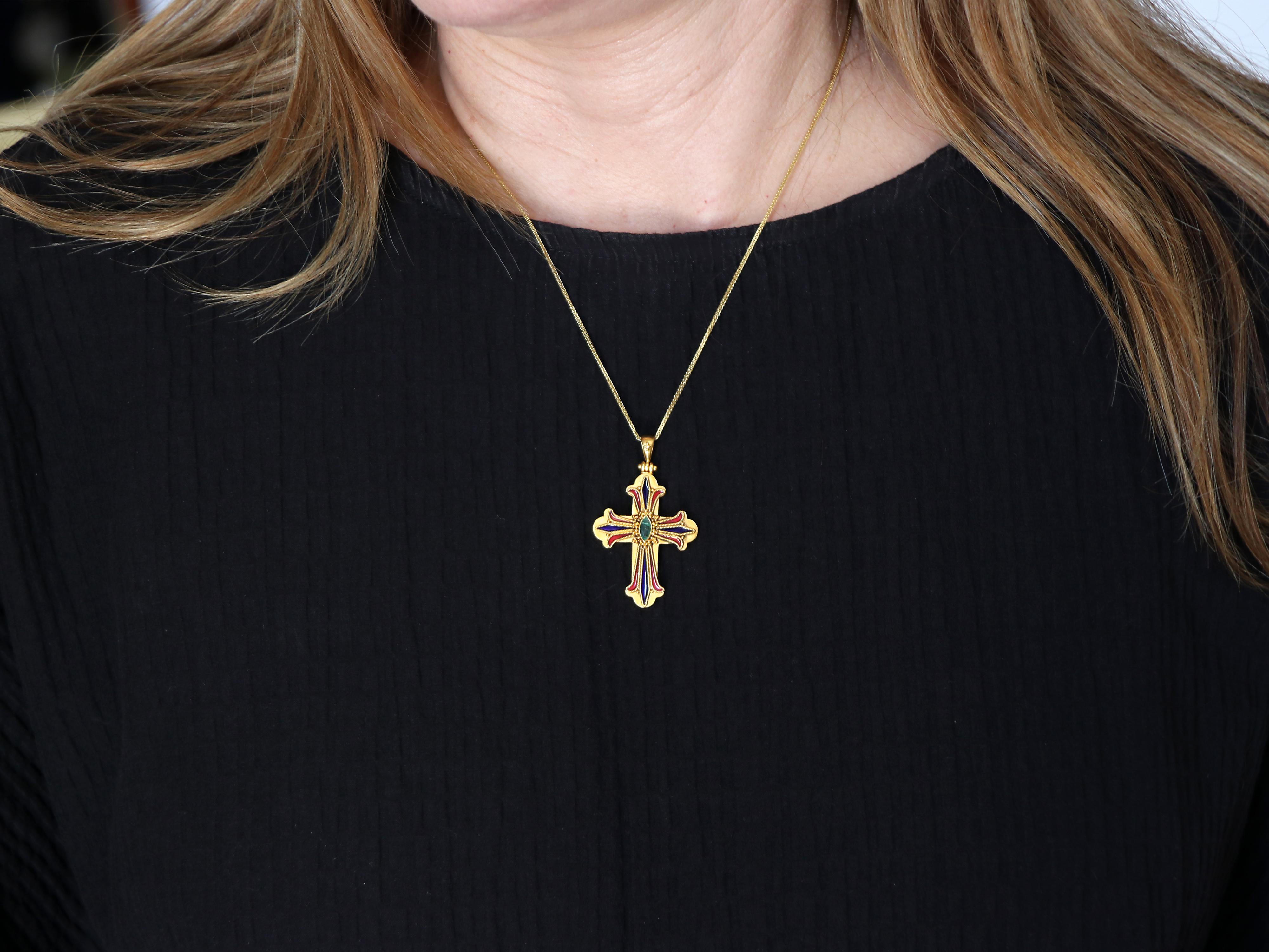 Dimos 22 Karat Gold byzantinisches filigranes Kreuz mit Smaragd im Marquiseschliff im Angebot 1