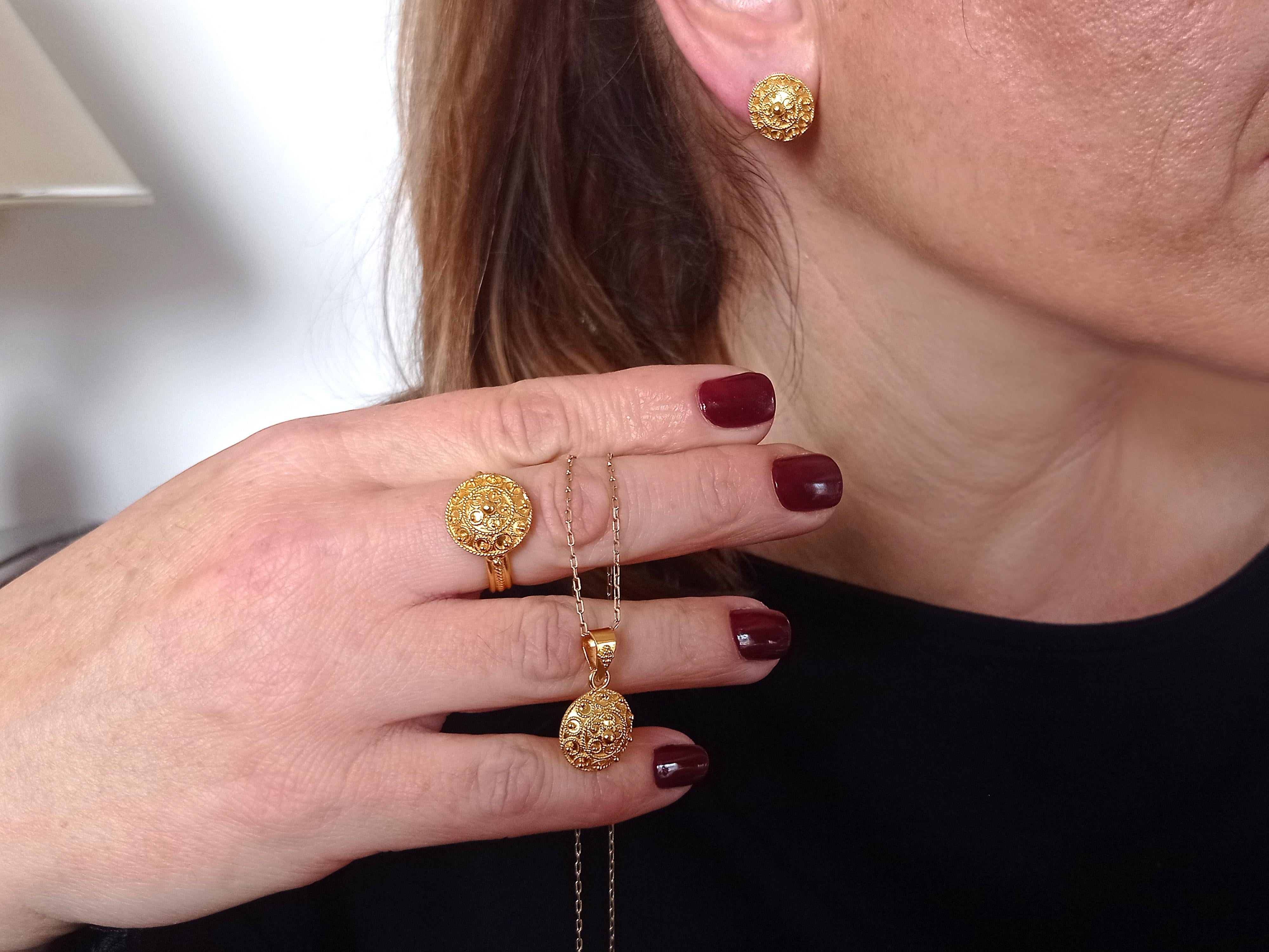 Dimos: 22 Karat Gold filigrane Bocola-Ohrstecker im Angebot 1