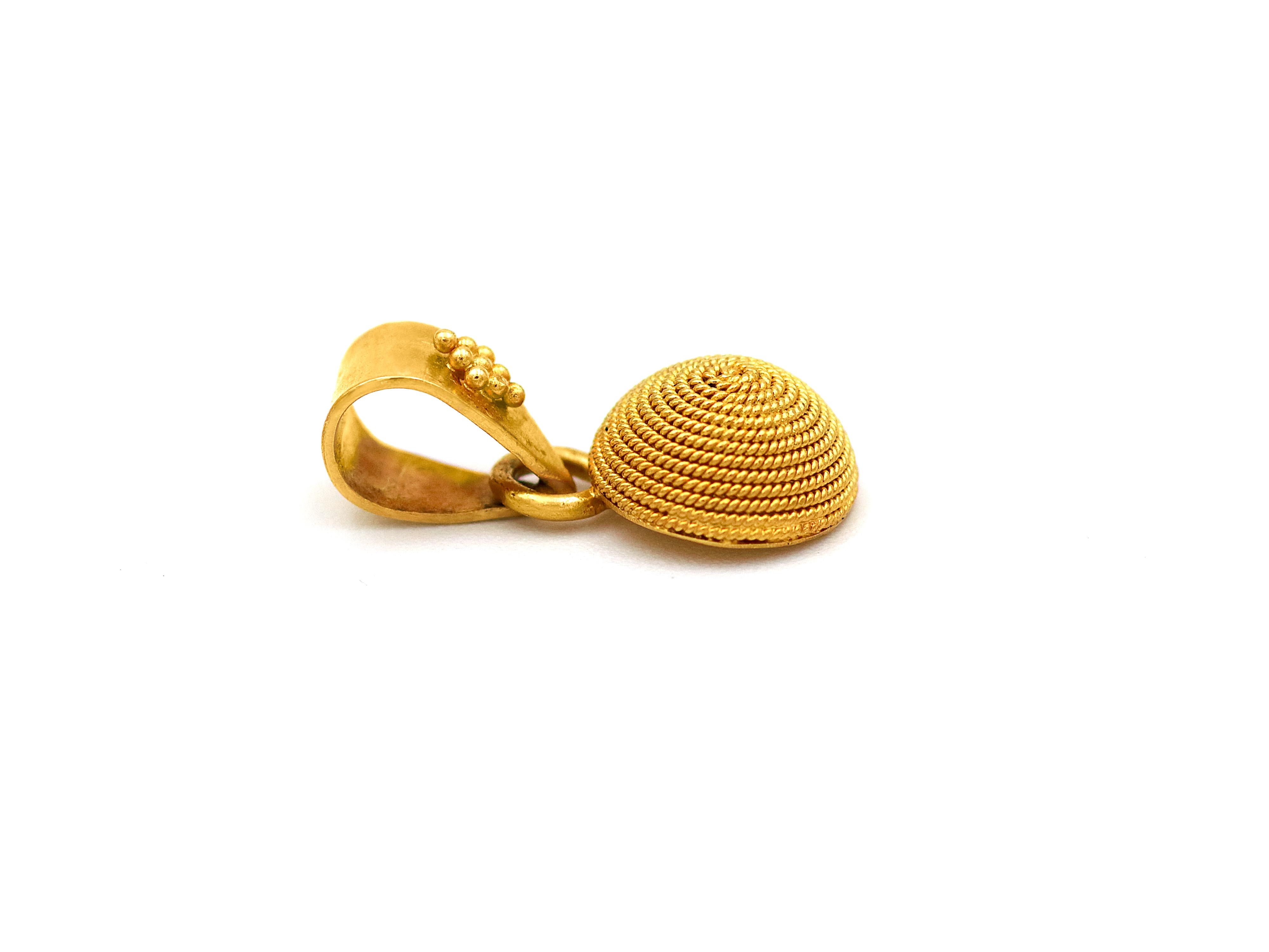 Neoclassical Dimos 22k Gold Filigree Sfalaki Pendant For Sale