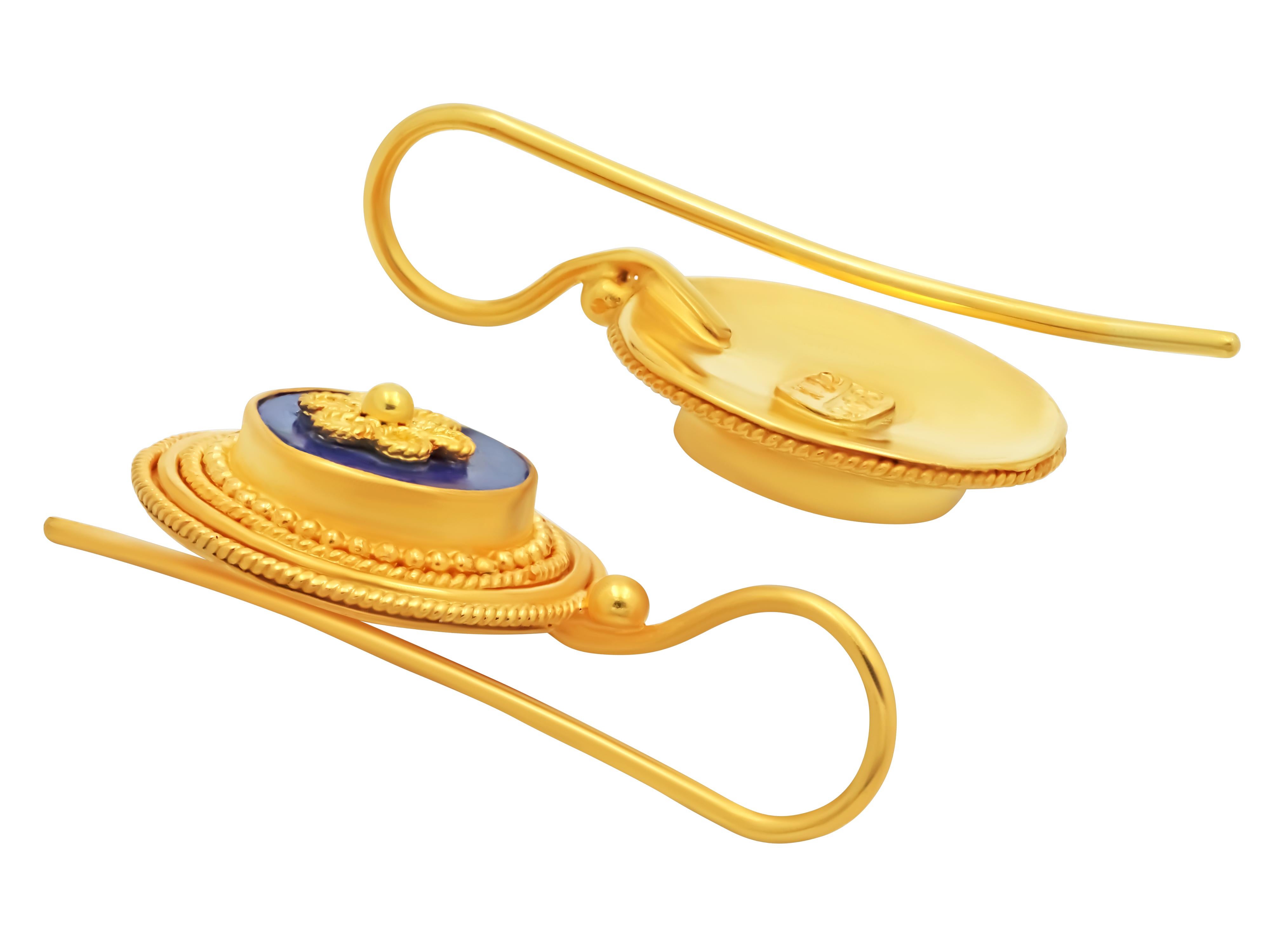 Neoklassische Ohrringe aus 22k Gold. Einer der elegantesten Ohrringe, der auch einer Ihrer Lieblingsohrringe werden wird. Ein perfekter Kreis aus Filigranen, Granulat und Lapislazuli passt zu jedem Outfit, vom Anzug bis zur Jeans.