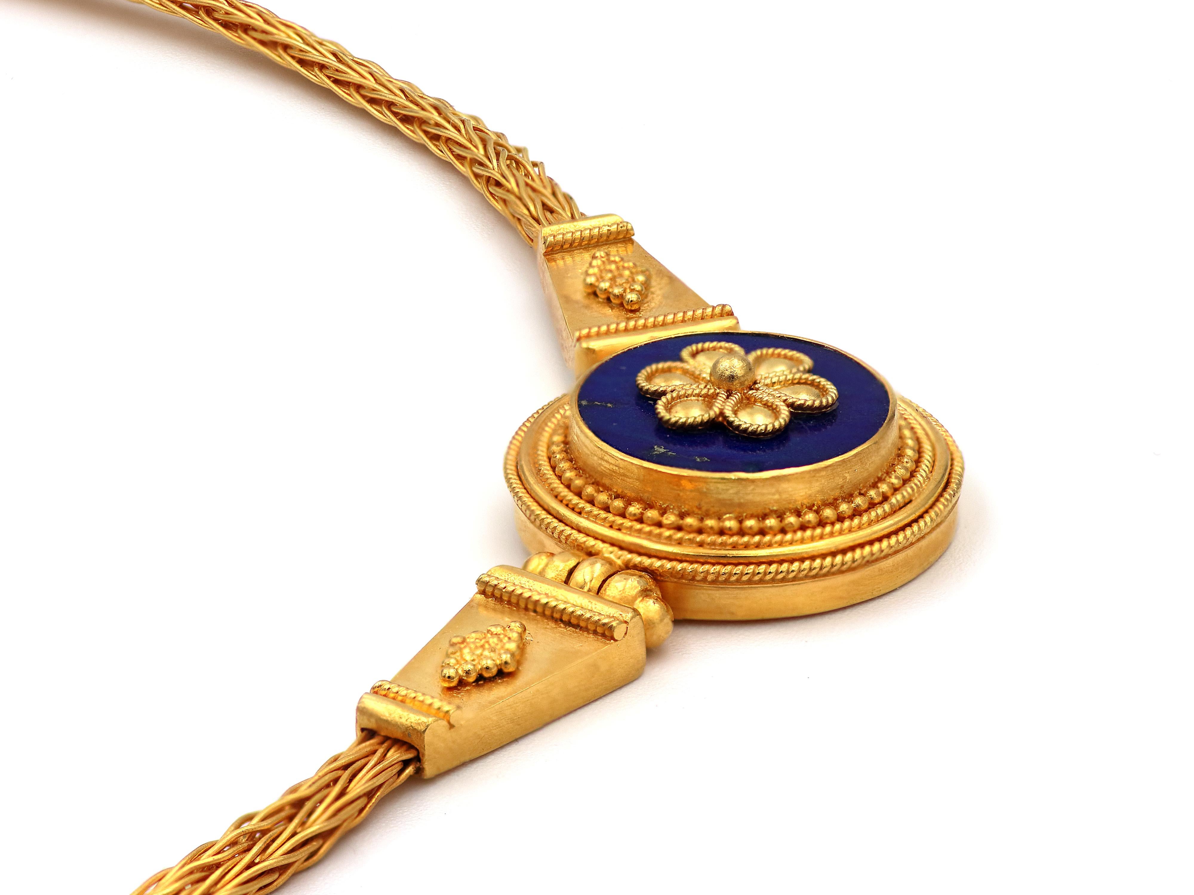 Taille ronde Dimos Collier néoclassique en or 22k Lapis Lazuli en vente