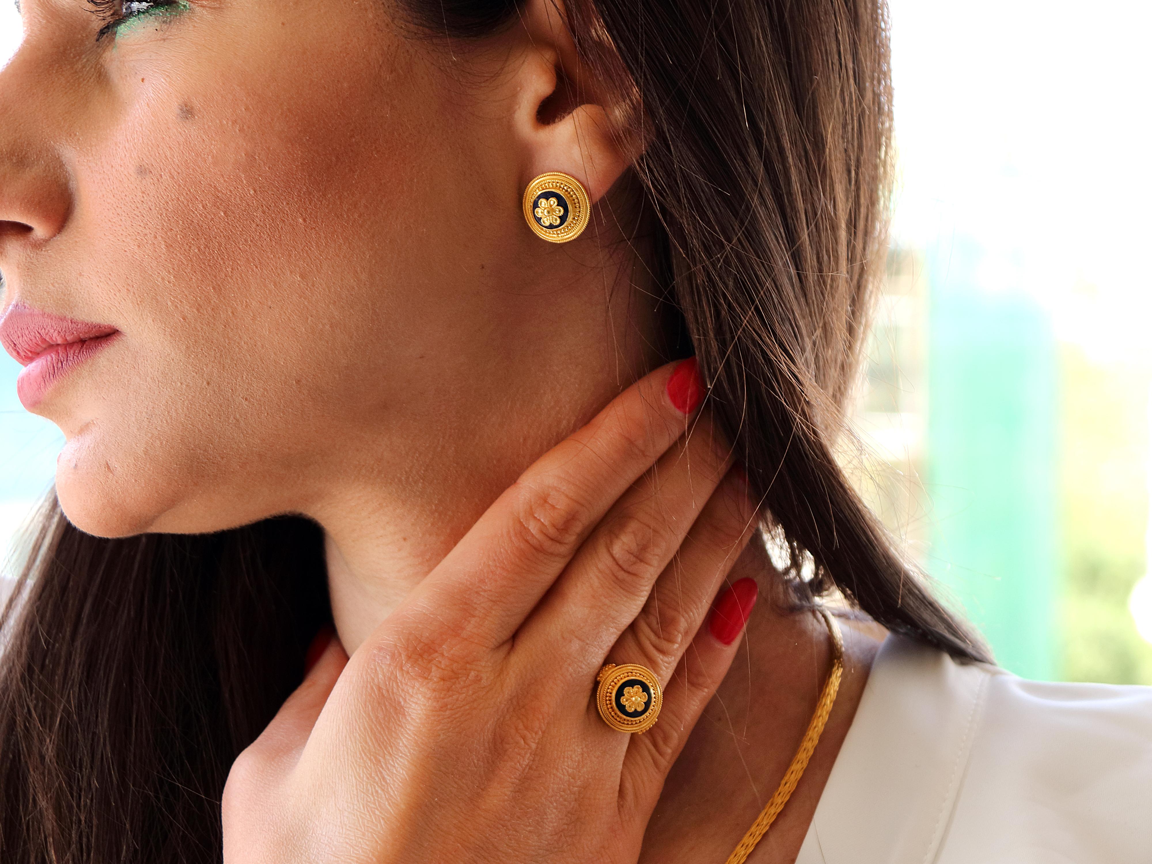Dimos Boucles d'oreilles néoclassiques en or 22k Lapis Lazuli Pour femmes en vente