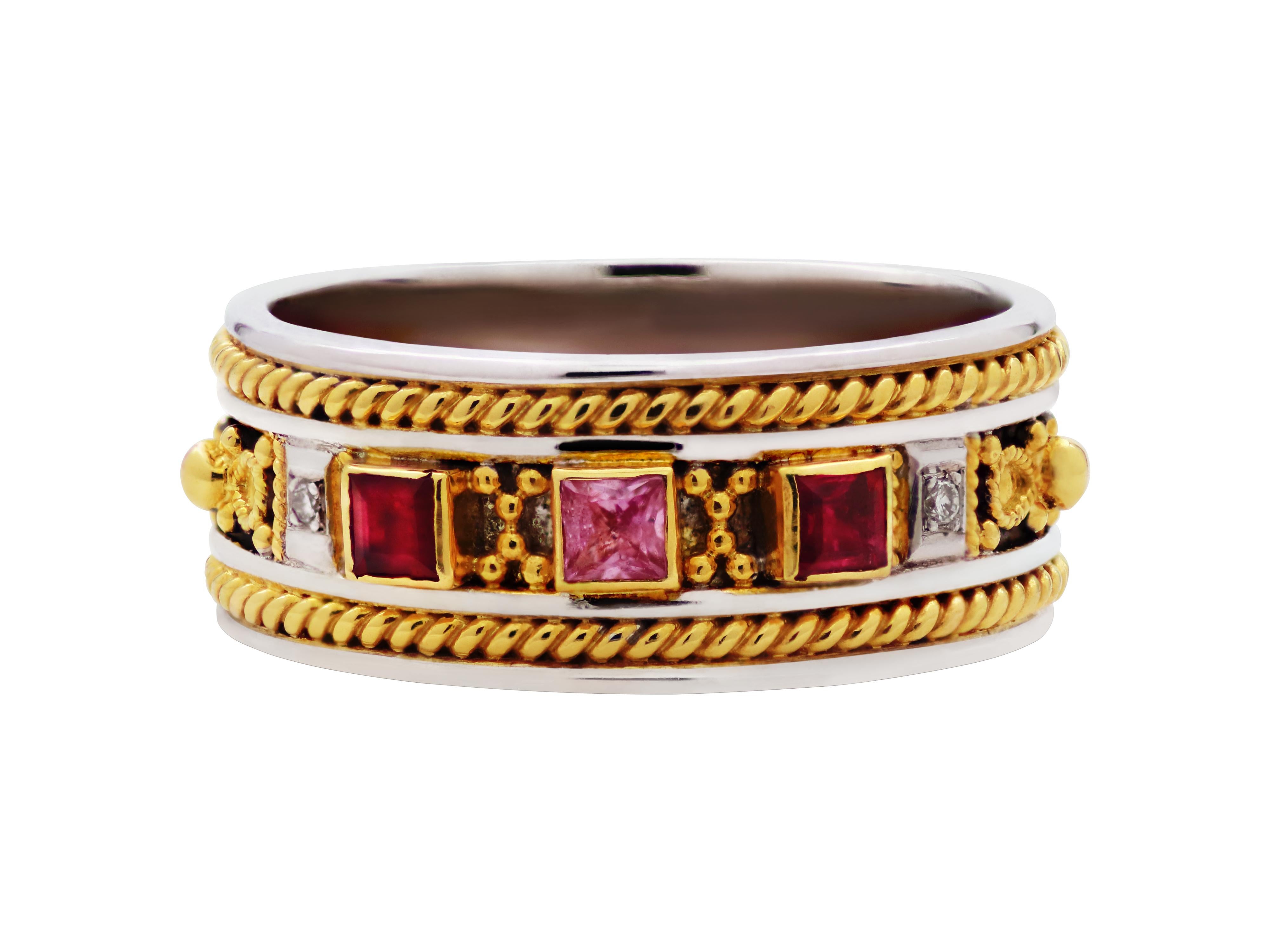 Byzantinischer Ring in einer schönen Kombination mit 18k Gold und 925 Silber. Rosa Saphire, Rubine und weiße Diamanten verleihen ihm viel Charakter in einer sehr alltäglichen Größe. Unsere berühmten handgefertigten Filigran- und Granulationsarbeiten