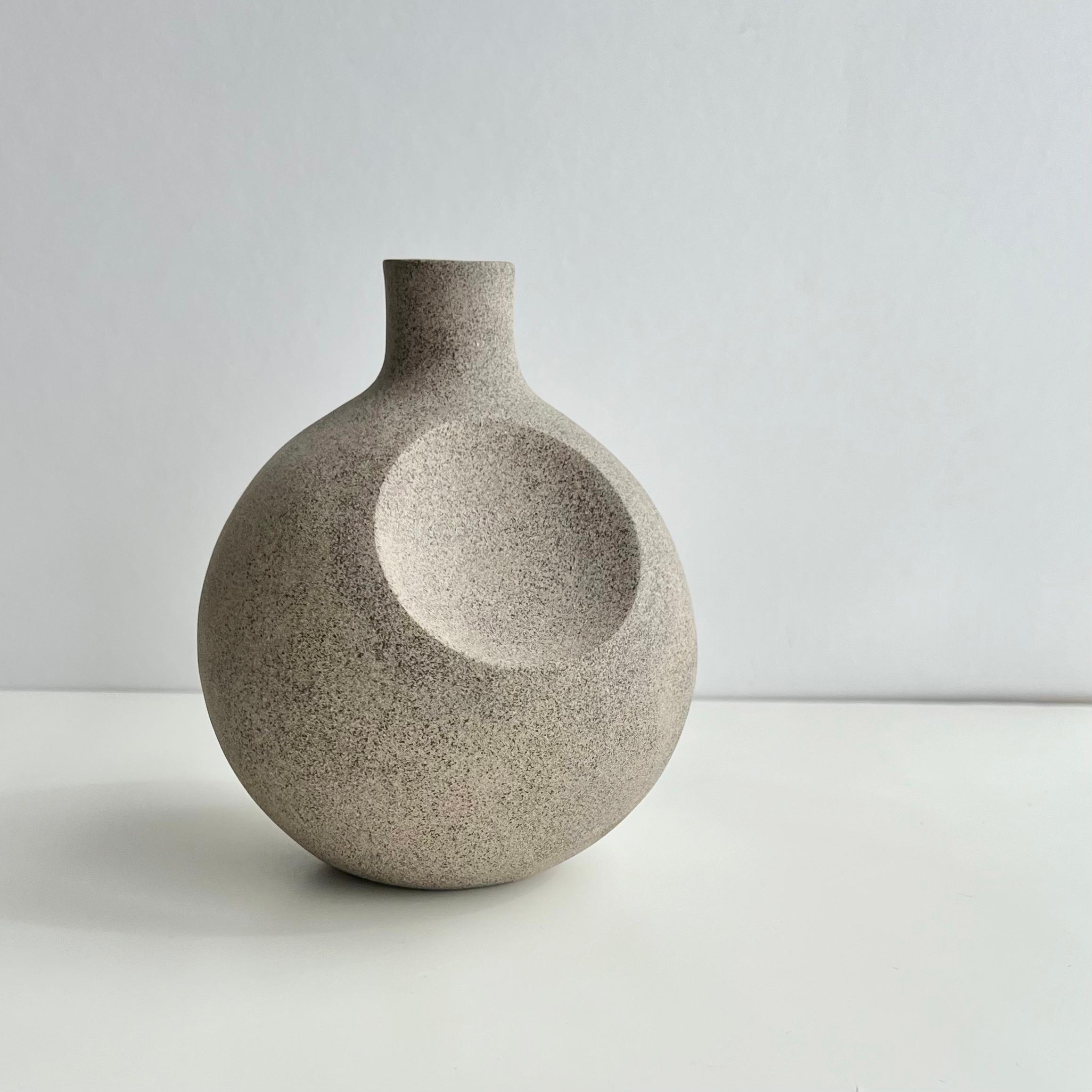 Vaso scultoreo Dimple di Karin Amdal
Unico nel suo genere.
Dimensioni: D. 13 x L. 13 x H. 16 cm.
Materiali: Ceramica/argilla di gres.

I pezzi sono fatti a mano, unici nel loro genere, e le dimensioni possono variare leggermente. Può essere