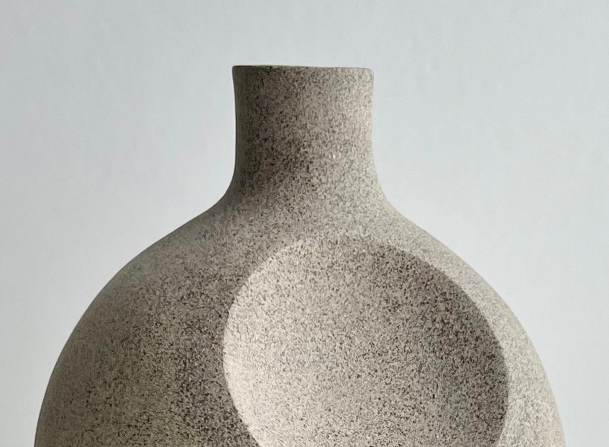 Postmoderno Vaso scultoreo Dimple di Karin Amdal in vendita
