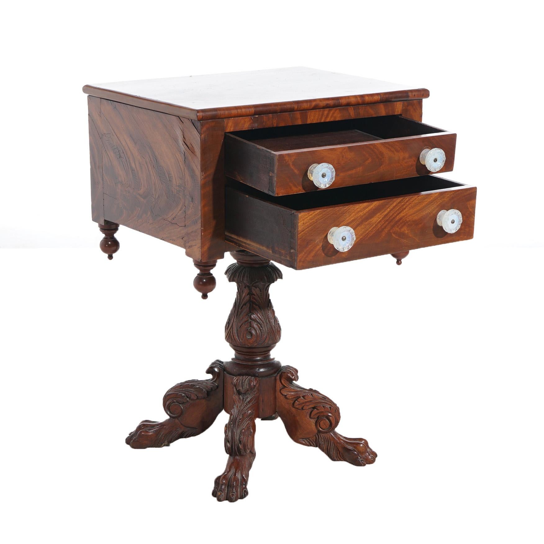 Antigua mesa de trabajo/costura de caoba tallada en llama del Imperio Americano con 2 cajones y tiradores de cristal opalescente  C1840

Medidas - 30 