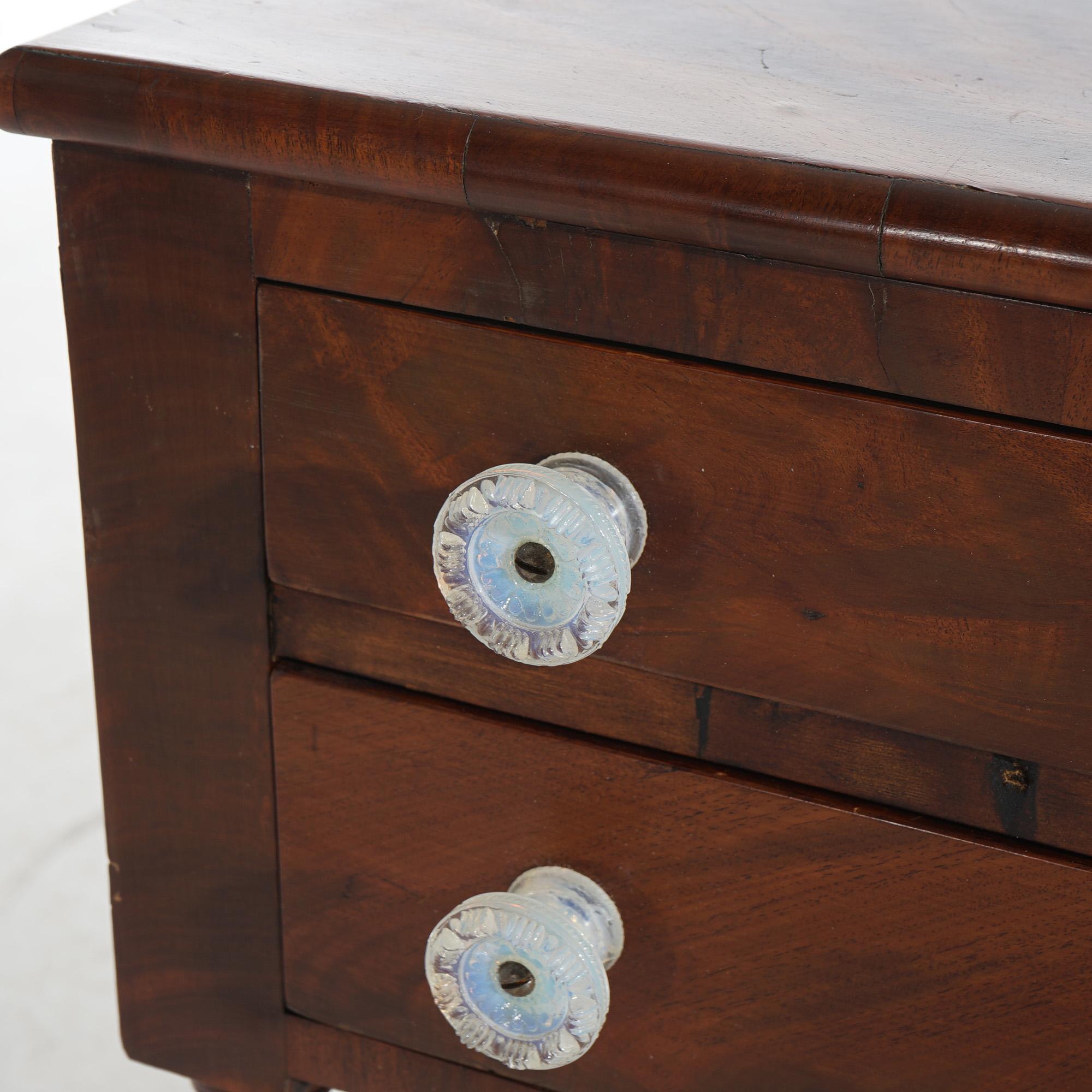 DIMS Antigua mesa de coser de caoba tallada en llama del Imperio Americano c1840 siglo XIX en venta