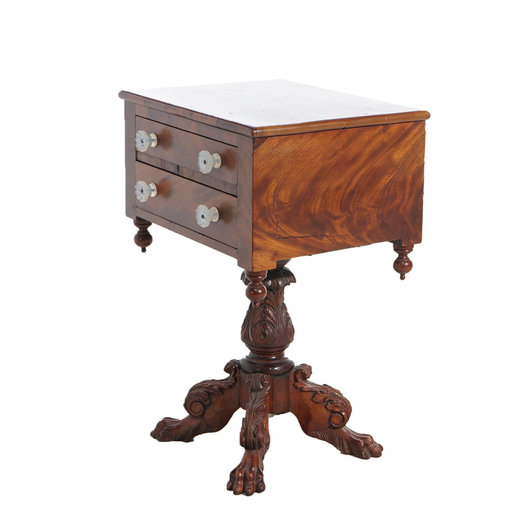DIMS Antigua mesa de coser de caoba tallada en llama del Imperio Americano c1840 Caoba en venta