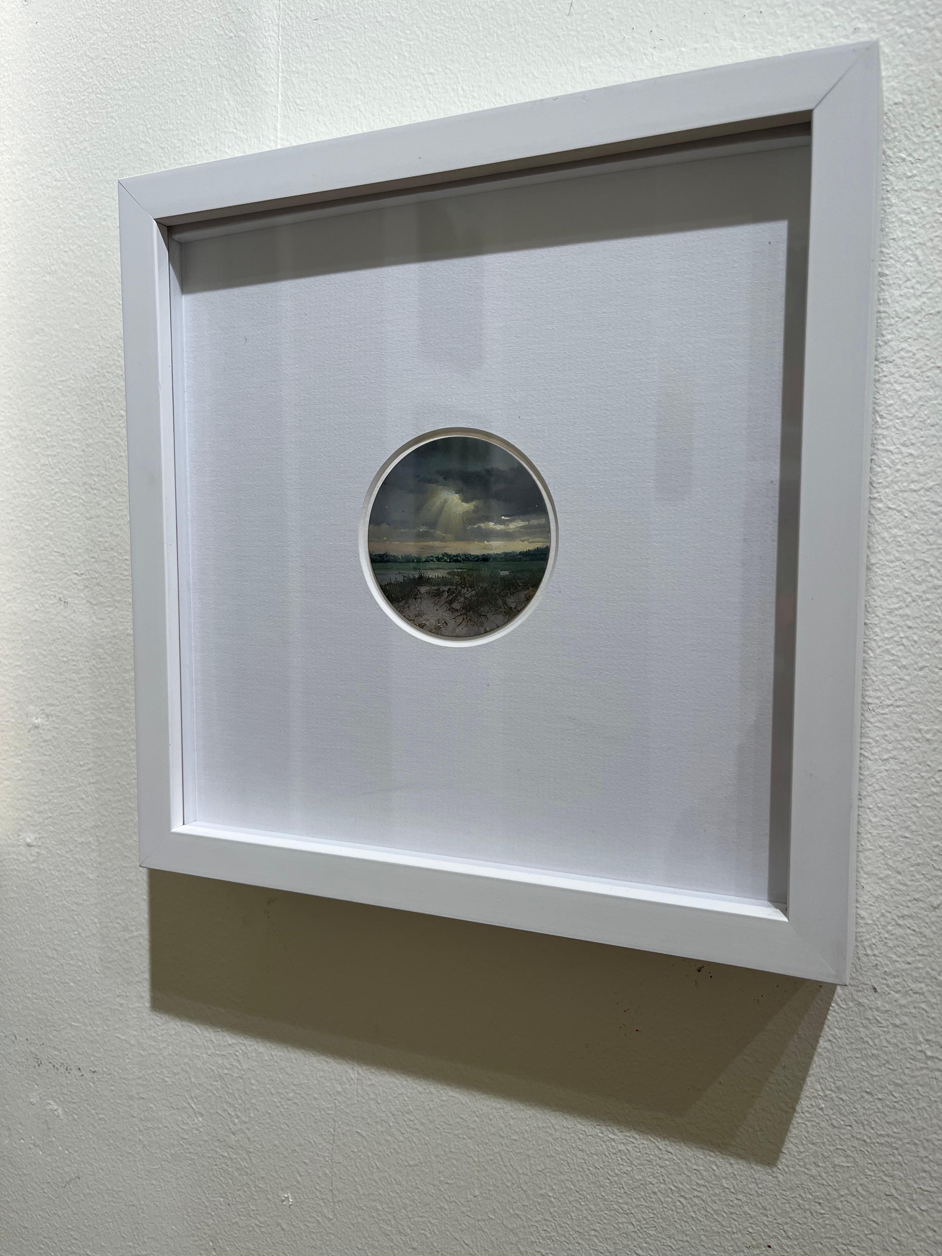 Dina Brodsky a entamé un nouveau chapitre de son journal visuel, en documentant son nouveau foyer sur la côte de la Nouvelle-Angleterre. Ses représentations en sténopé du cap du Massachusetts renferment virtuosité et poésie dans des portails de la