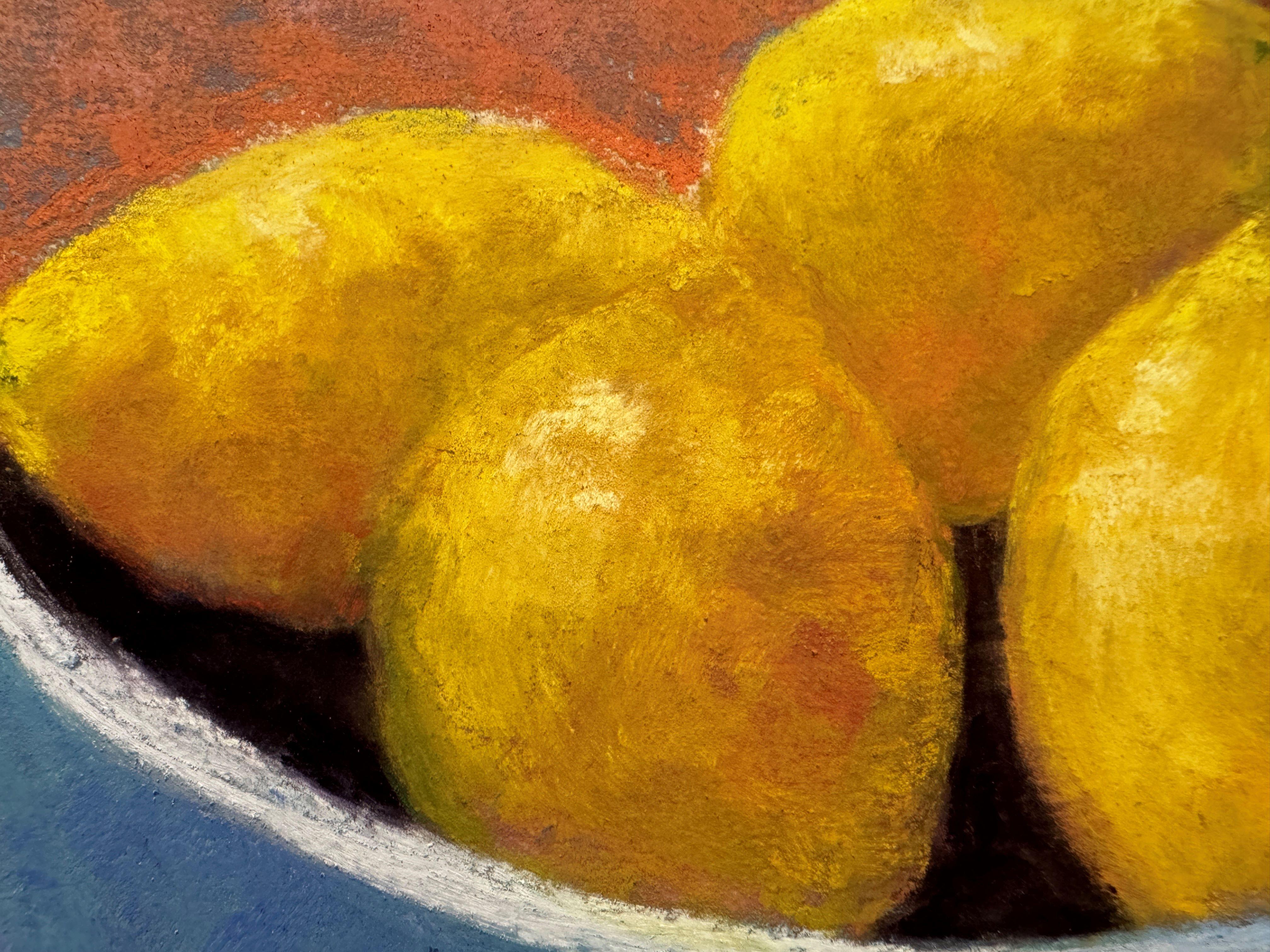 Blaue Schale mit Zitronen - Impressionistisches pastellfarbenes Stillleben  – Painting von Dina Gardner