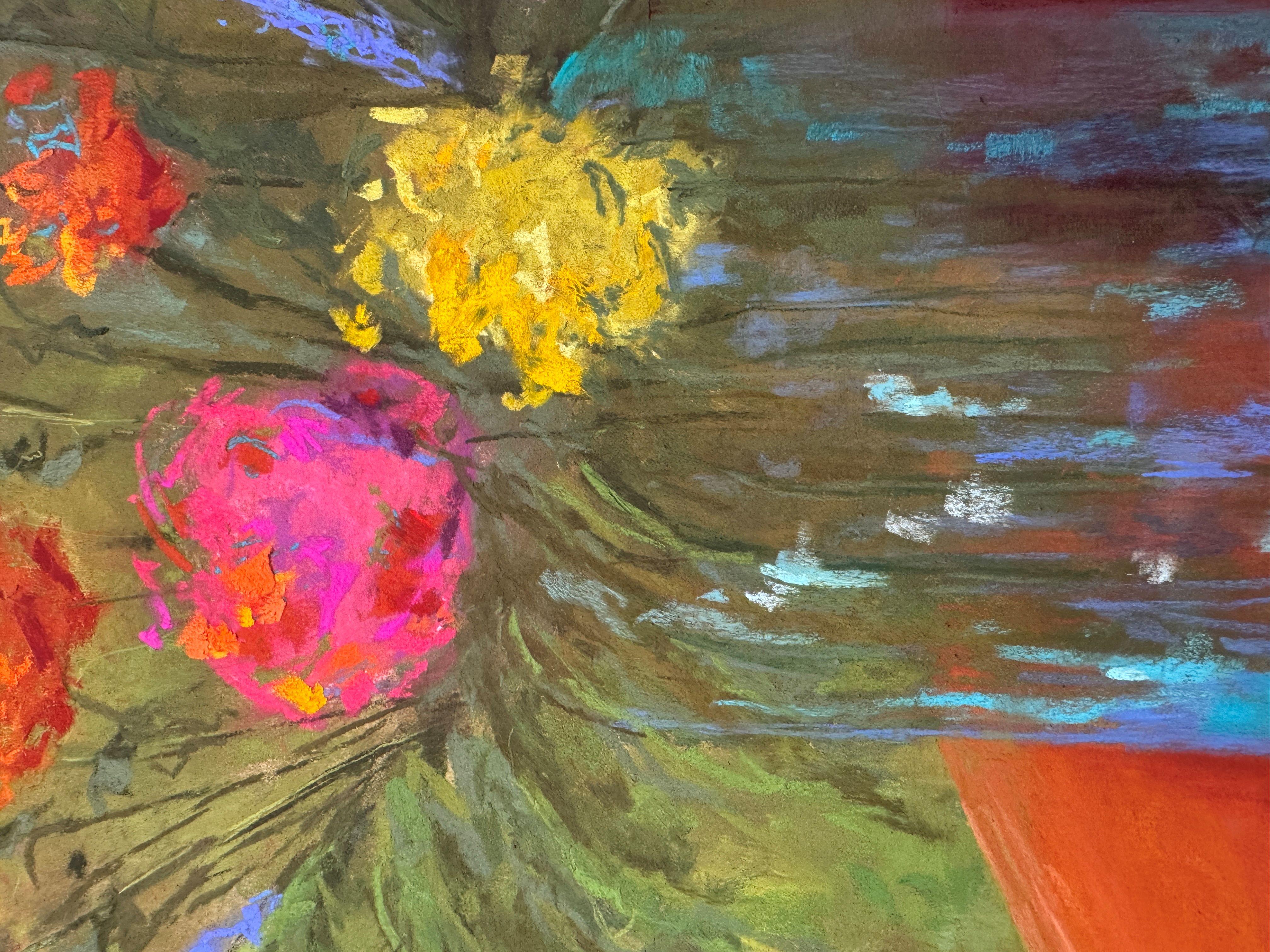 Fleur - Pastell Blumenstrauß Stilleben Malerei (Braun), Still-Life Painting, von Dina Gardner