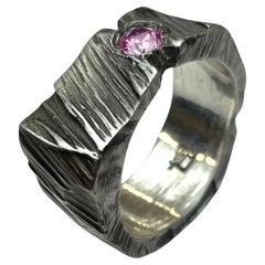 Dina González Mascaró "A crack as a rock" ring sterling silver and pink sapphire