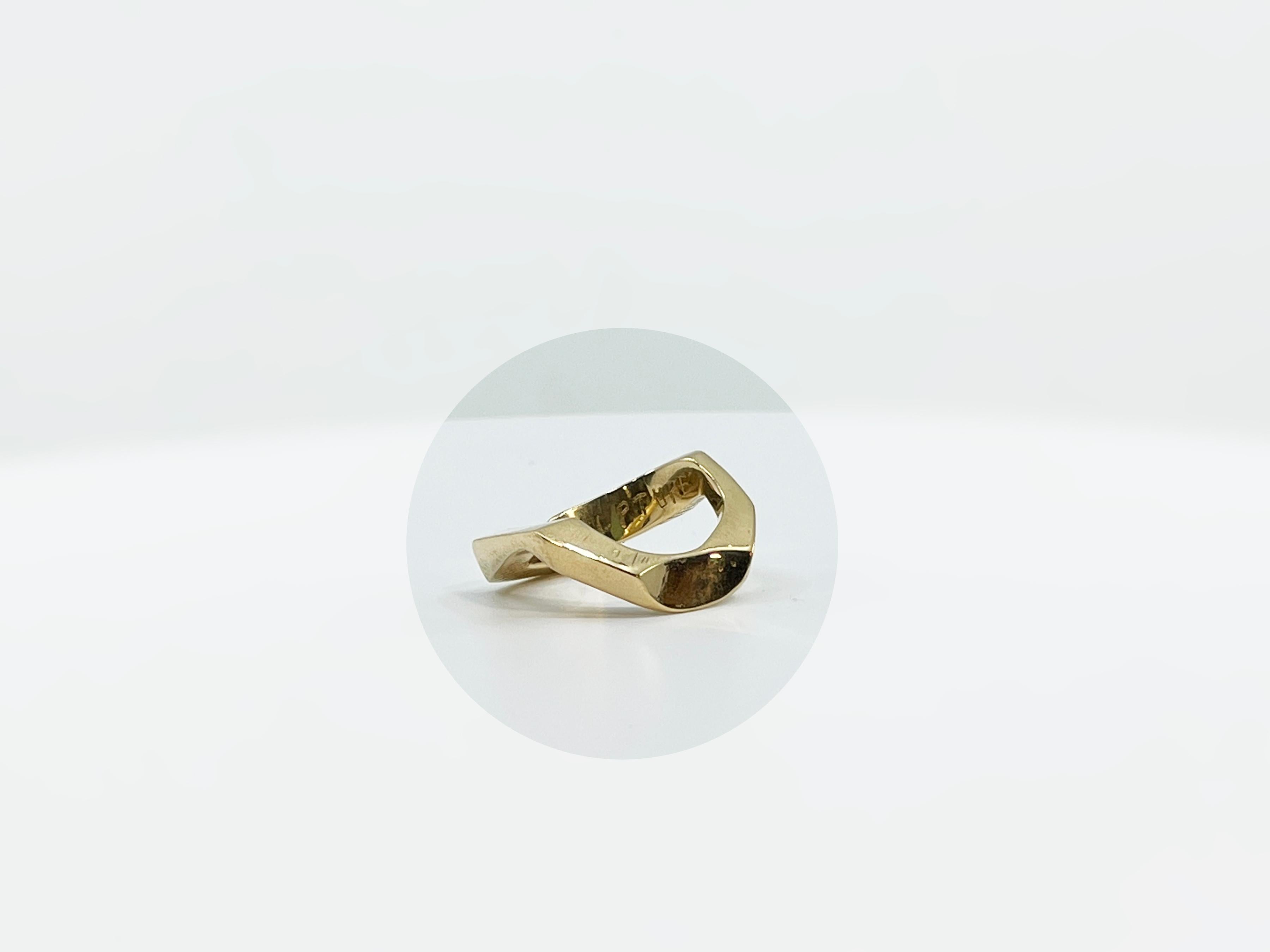 This ring is one of the Sculptural / Architectural jewellery created by Argentinian/Canadian artist Dina González Mascaró. This ring is part of the explorations that the artist did , calling the series: 