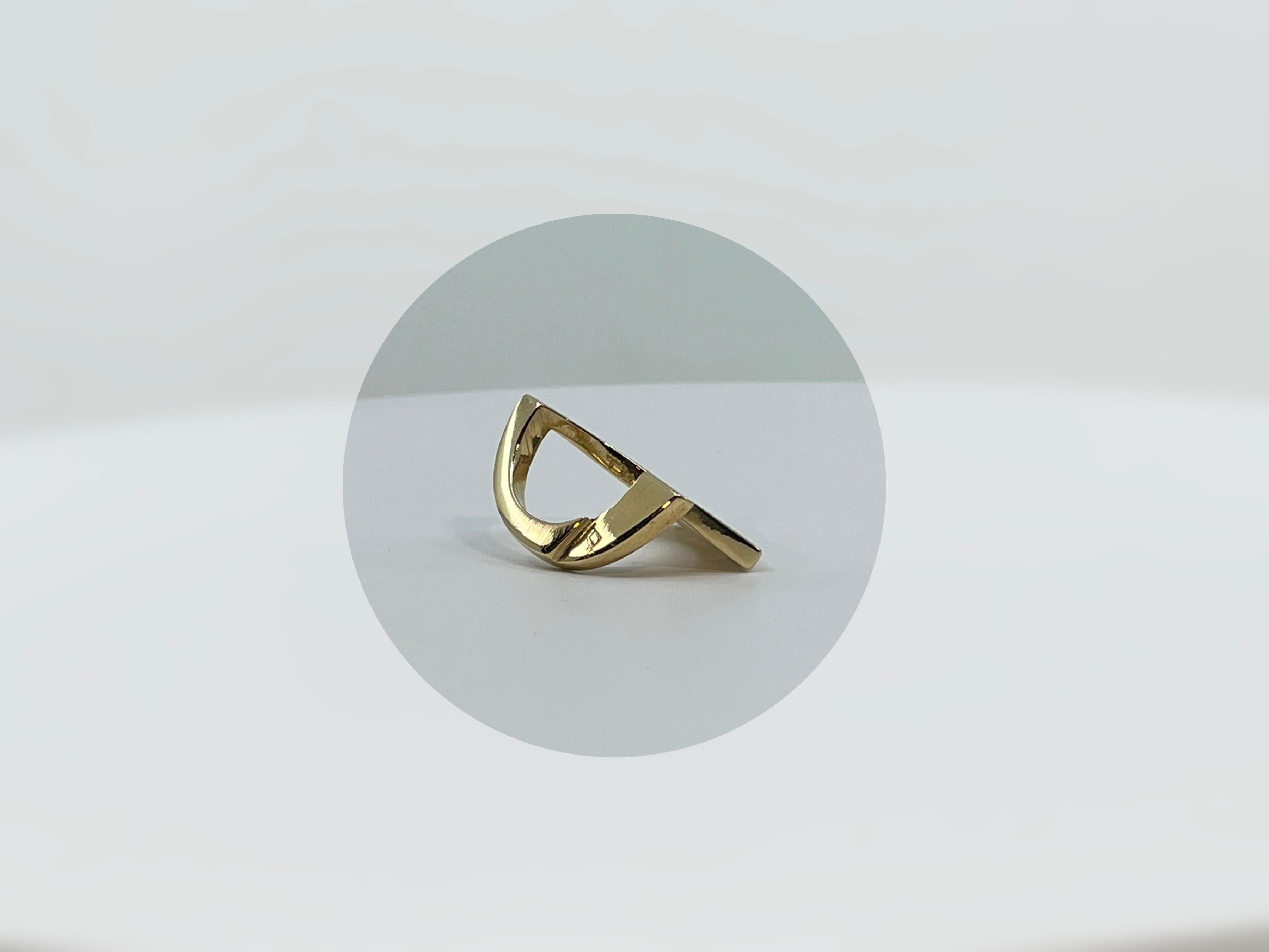 This ring is one of the Sculptural / Architectural jewellery pieces created by Argentinian/Canadian artist Dina González Mascaró. This ring is part of the explorations that the artist did, calling the series: 