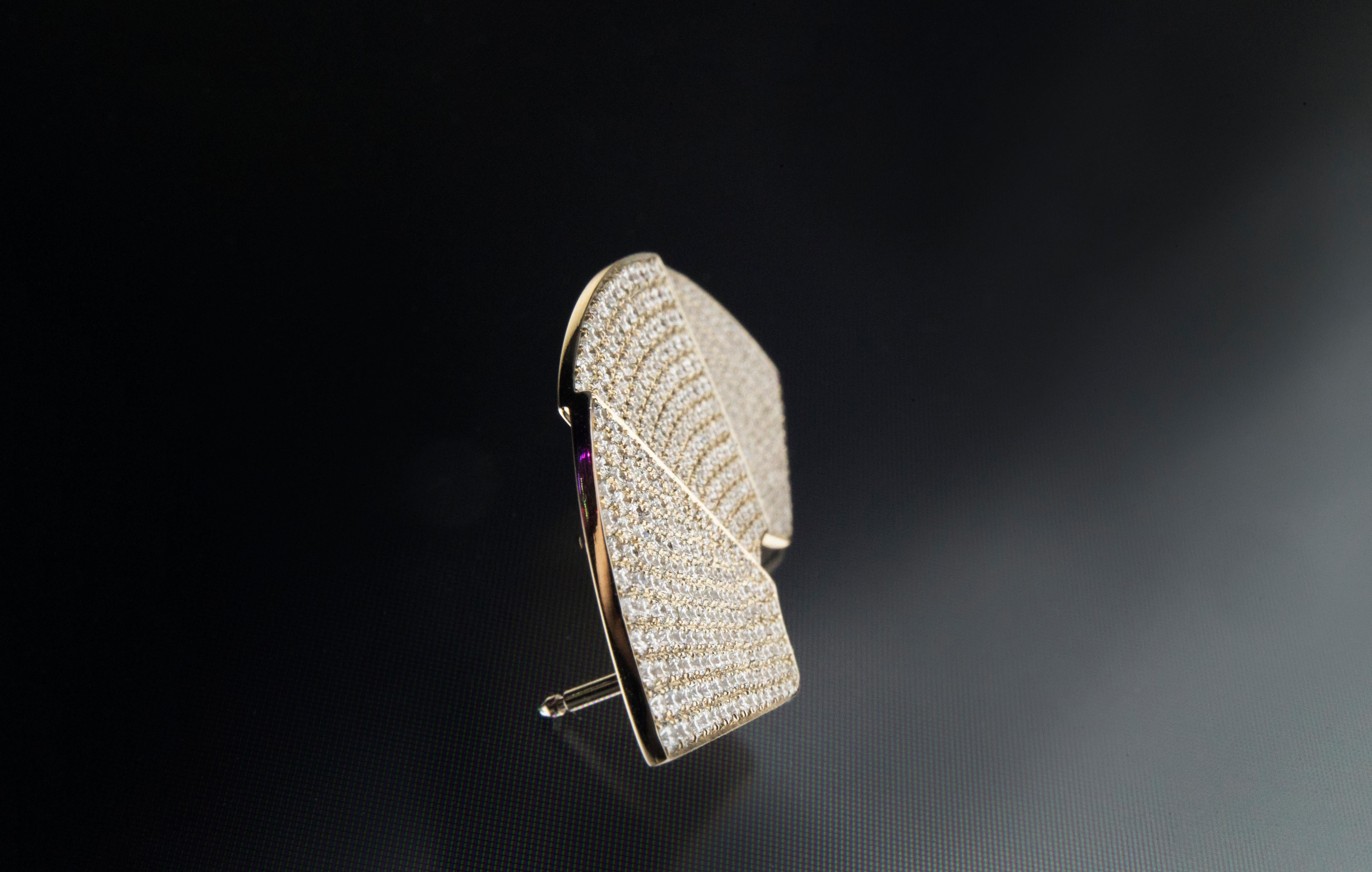 Dina Kamal, Fächerohrringe, 18k Beige-Gold mit natürlichen weißen Diamanten (Brillantschliff) im Angebot