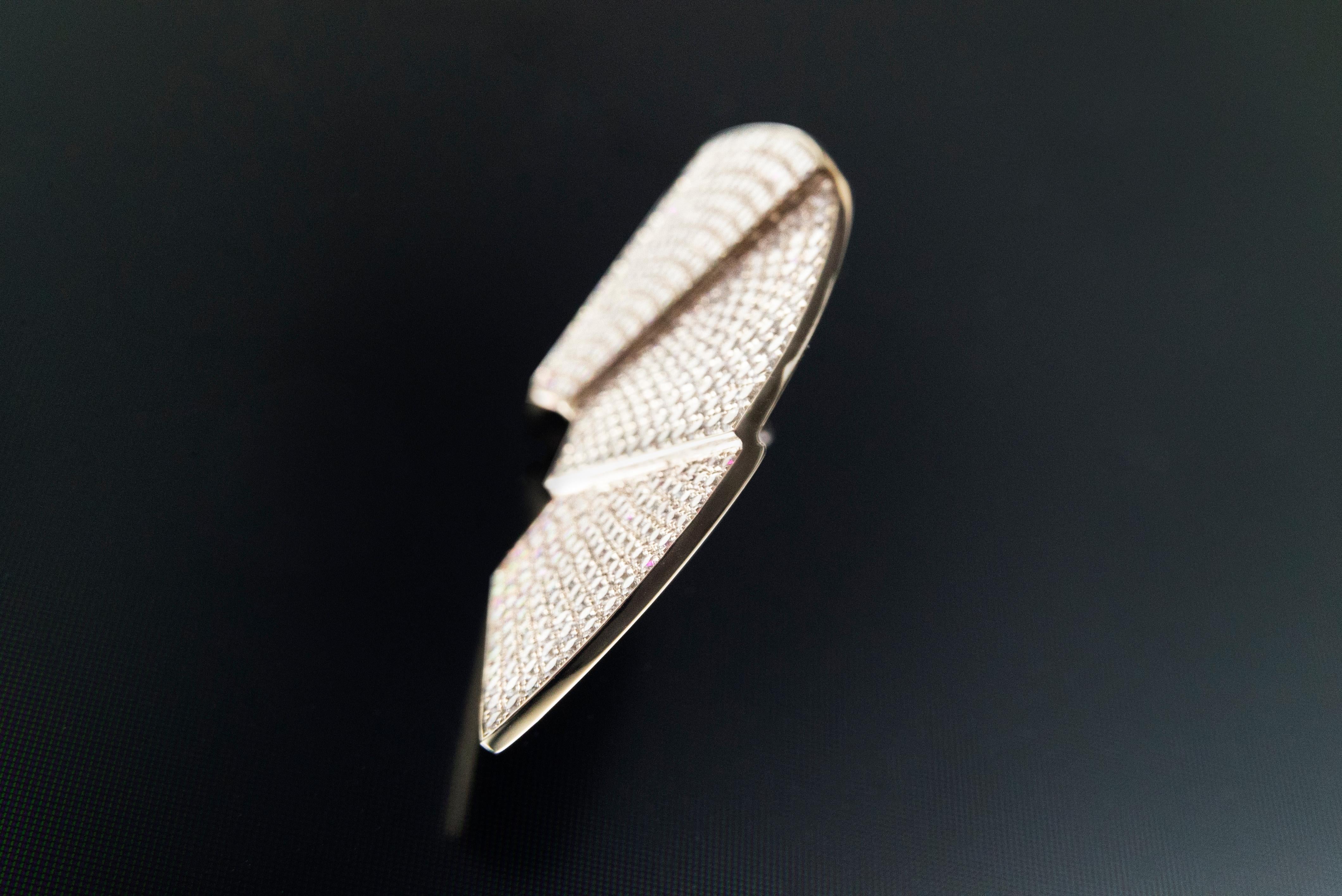Dina Kamal, Fächerohrringe, 18k Beige-Gold mit natürlichen weißen Diamanten im Zustand „Neu“ im Angebot in London, GB