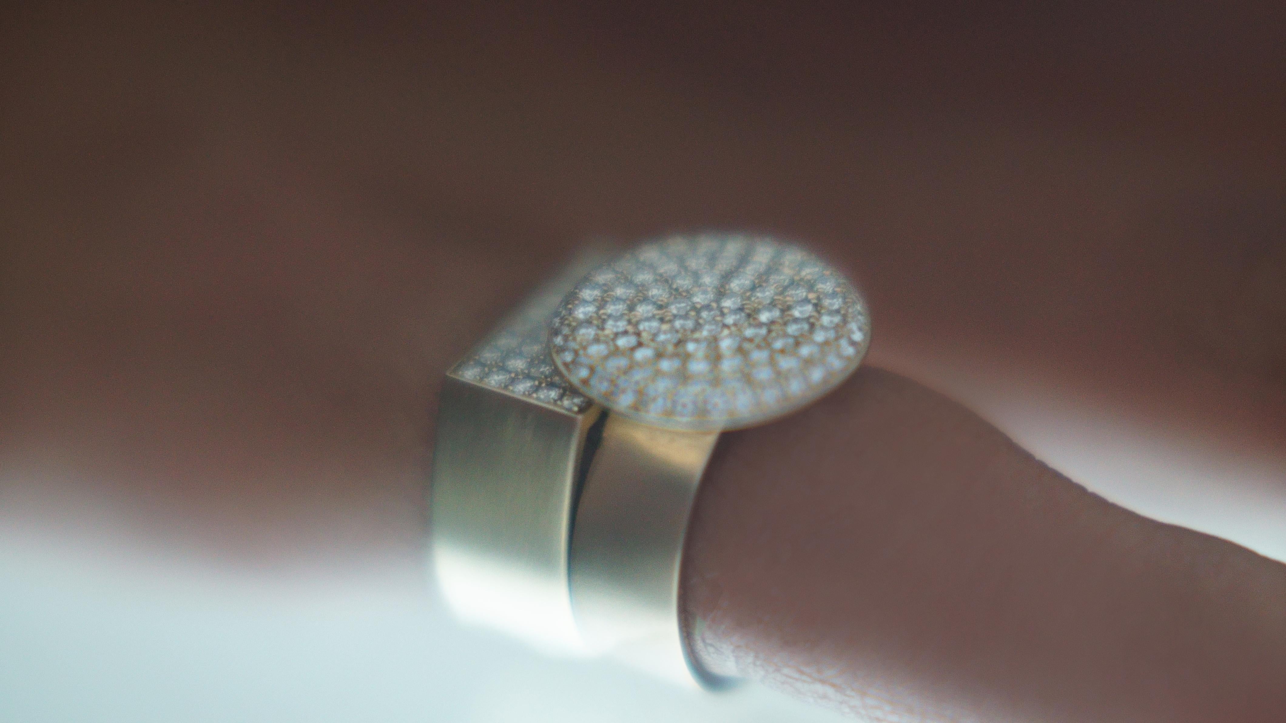 Dina Kamal, flacher Münzring, rosafarbenes 18k Beigegold mit natürlichen weißen Diamanten im Angebot 4