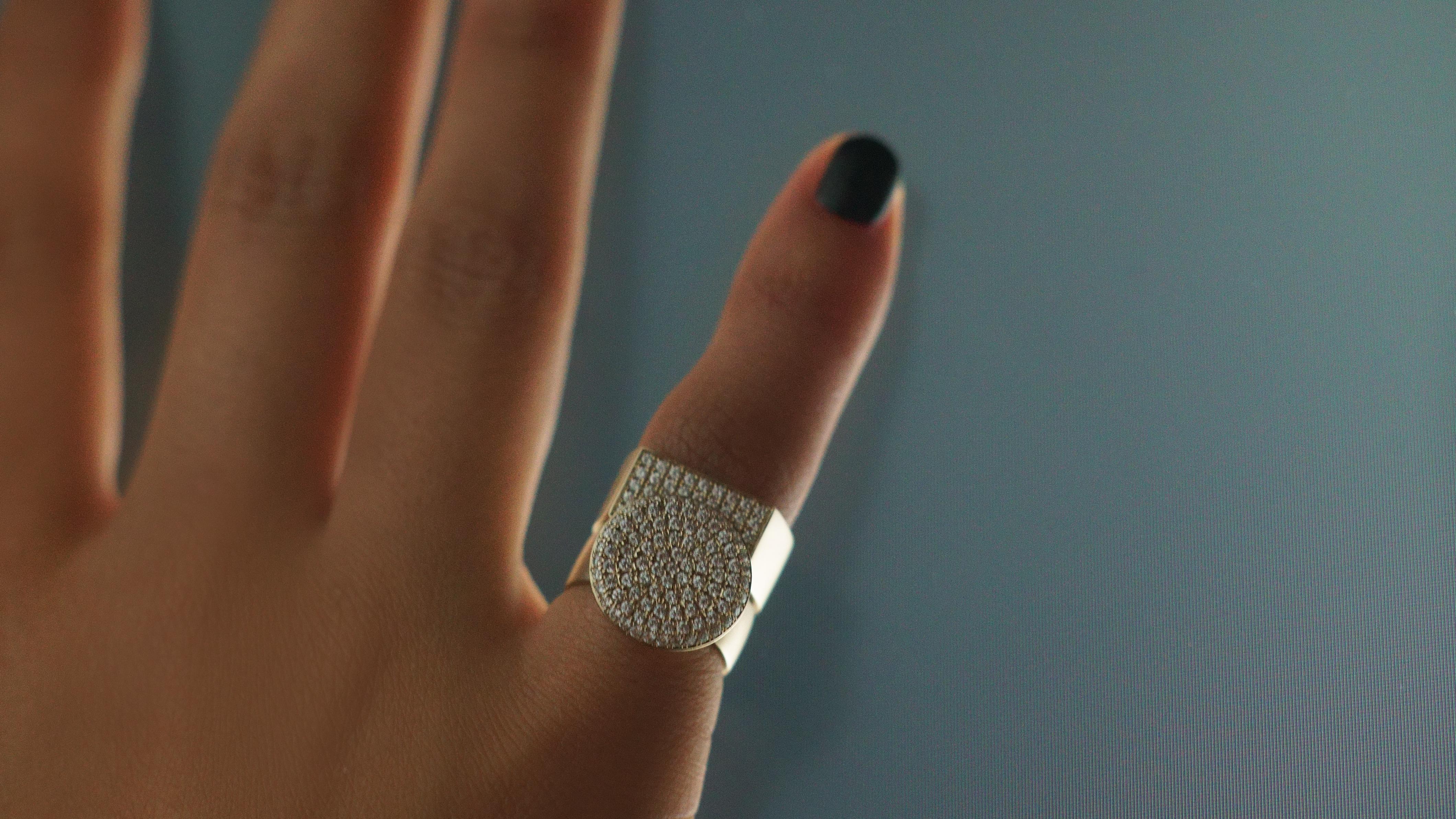 Dina Kamal, flacher Münzring, rosafarbenes 18k Beigegold mit natürlichen weißen Diamanten im Angebot 2