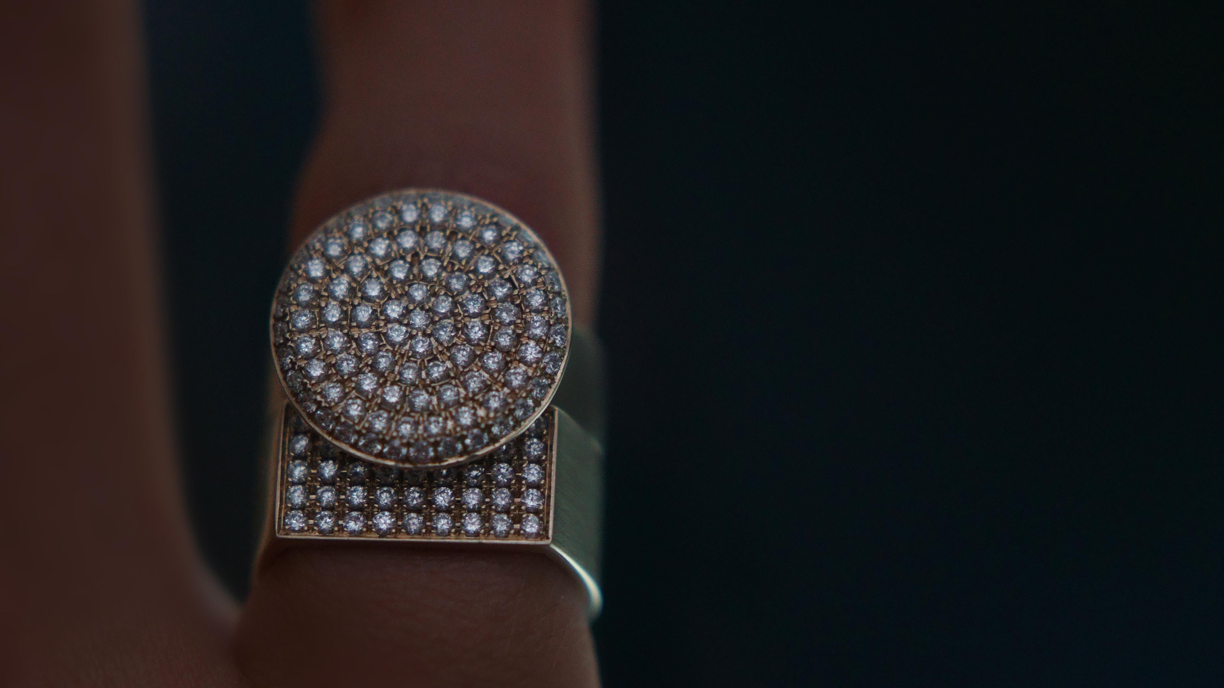 Dina Kamal, flacher Münzring, rosafarbenes 18k Beigegold mit natürlichen weißen Diamanten im Angebot 3