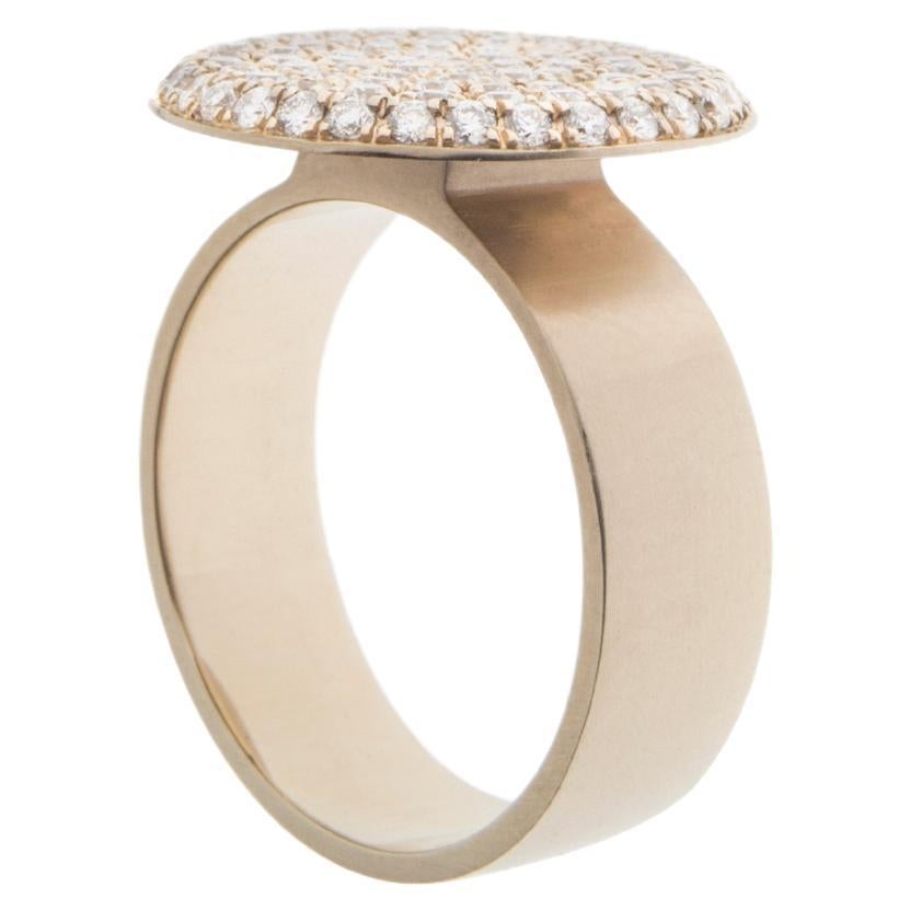 Dina Kamal, flacher Münzring, rosafarbenes 18k Beigegold mit nat�ürlichen weißen Diamanten im Angebot