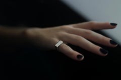 Dina Kamal, Anello da mignolo con piatto piatto, oro beige 18 carati e diamanti bianchi naturali