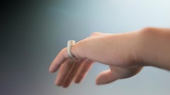 Dina Kamal, Anello da mignolo Ra, oro beige 18 carati con diamanti bianchi naturali