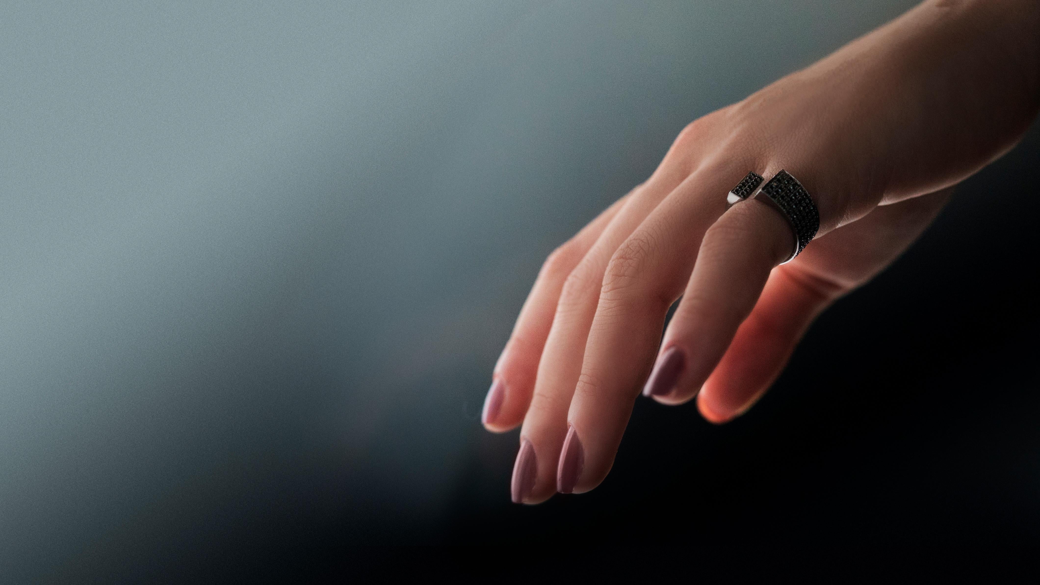 Im Angebot: Dina Kamal, Rosa Ring mit zwei Röhren, 18 Karat Beige-Gold mit natürlichen weißen Diamanten () 2
