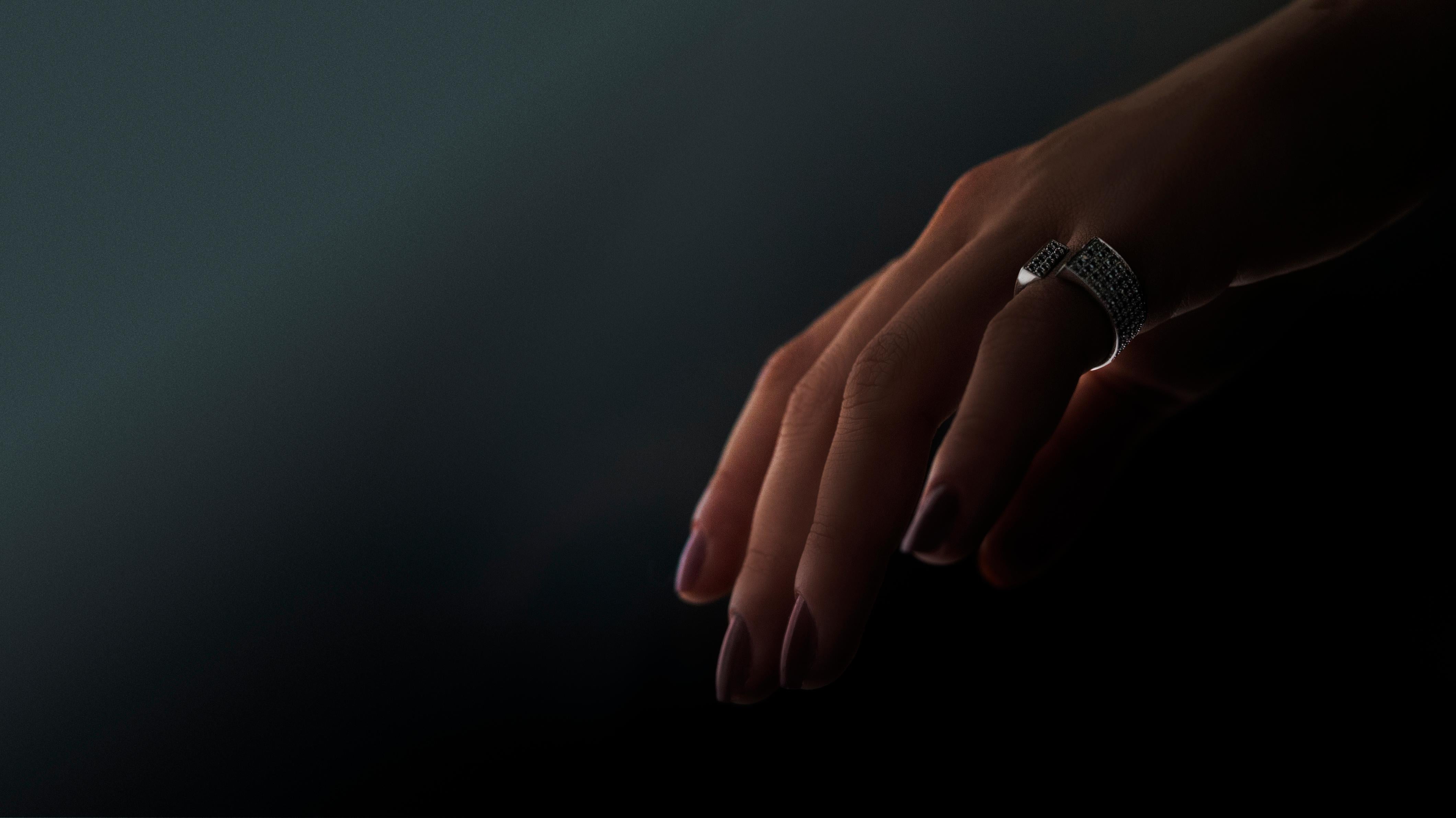 Im Angebot: Dina Kamal, Rosa Ring mit zwei Röhren, 18 Karat Beige-Gold mit natürlichen weißen Diamanten () 6