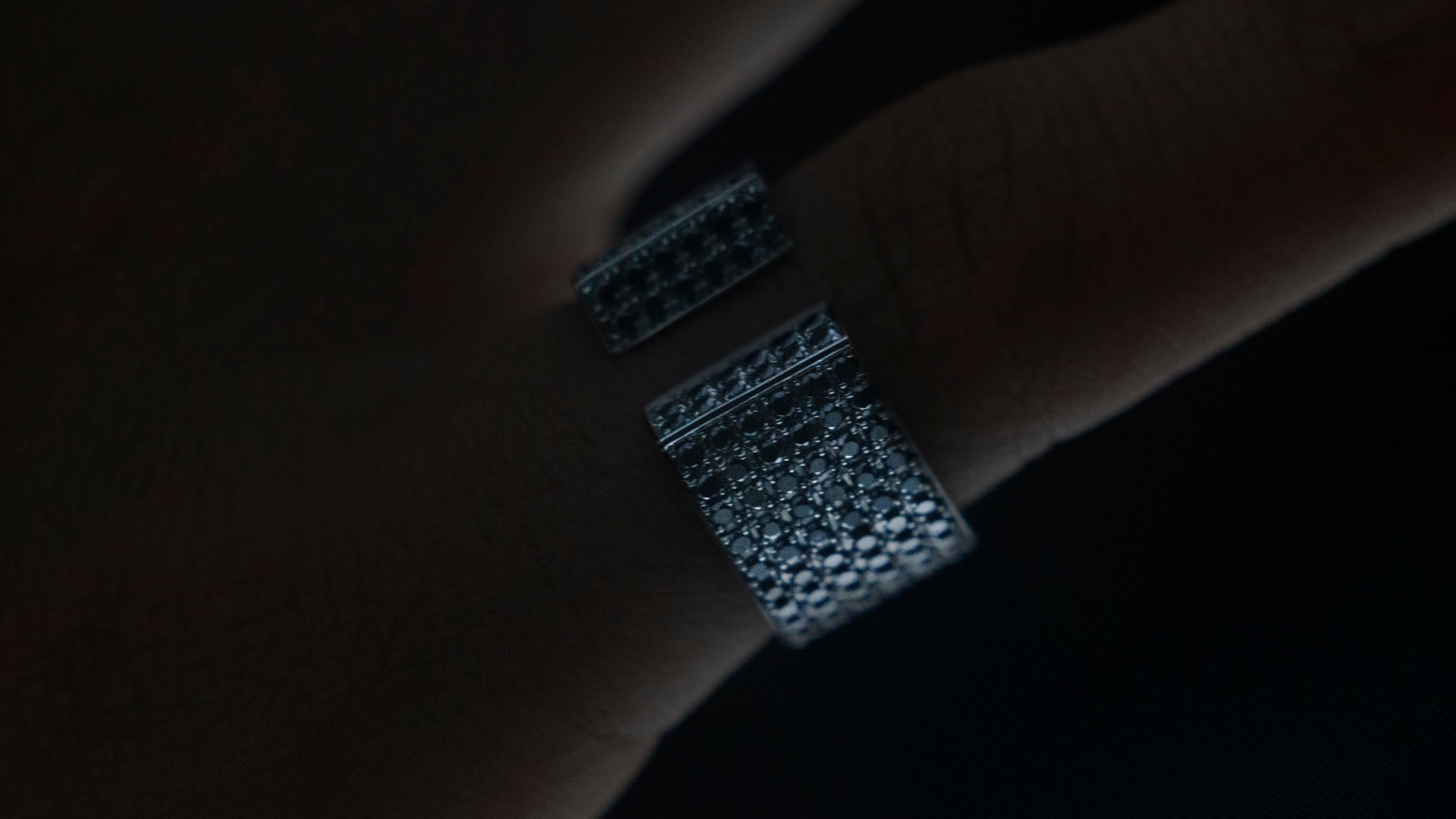 Im Angebot: Dina Kamal, Rosa Ring mit zwei röhrenförmigem Ring, 18 Karat Schwarzgold mit schwarzen Diamanten () 7