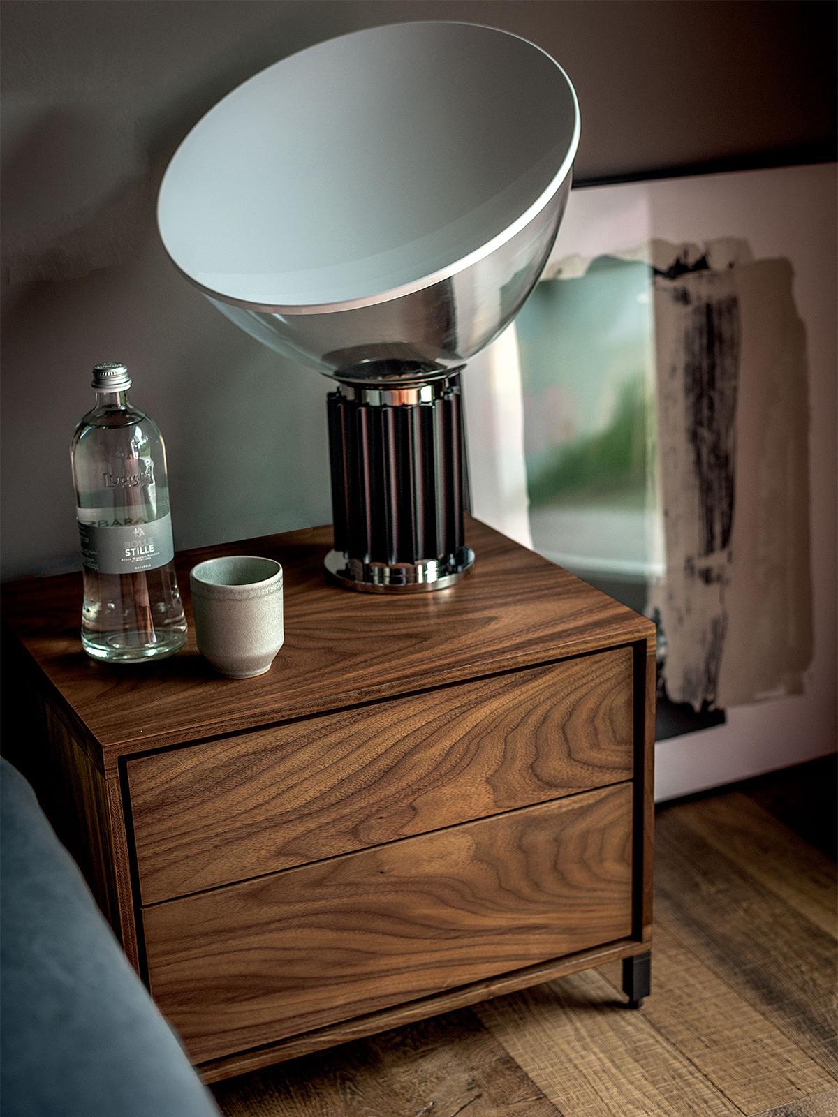 Nightstand Dina walnut with structure in solid
walnut wood, With 2 drawers with push-pull system,
on metallic runners. With 4 feet in iron lacquered in
irondusct color finish.

  
