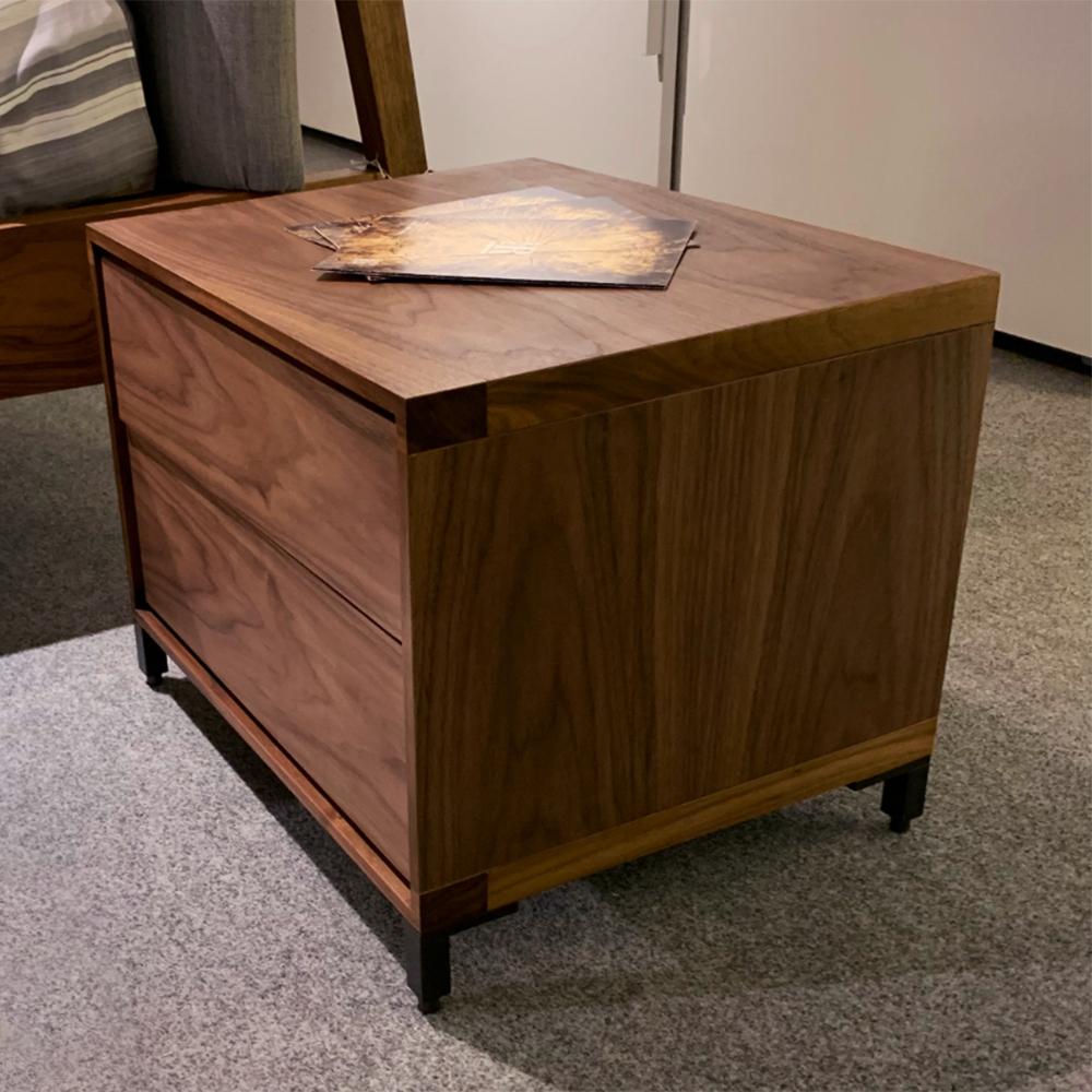 Table de nuit en noyer Dina Neuf - En vente à Paris, FR