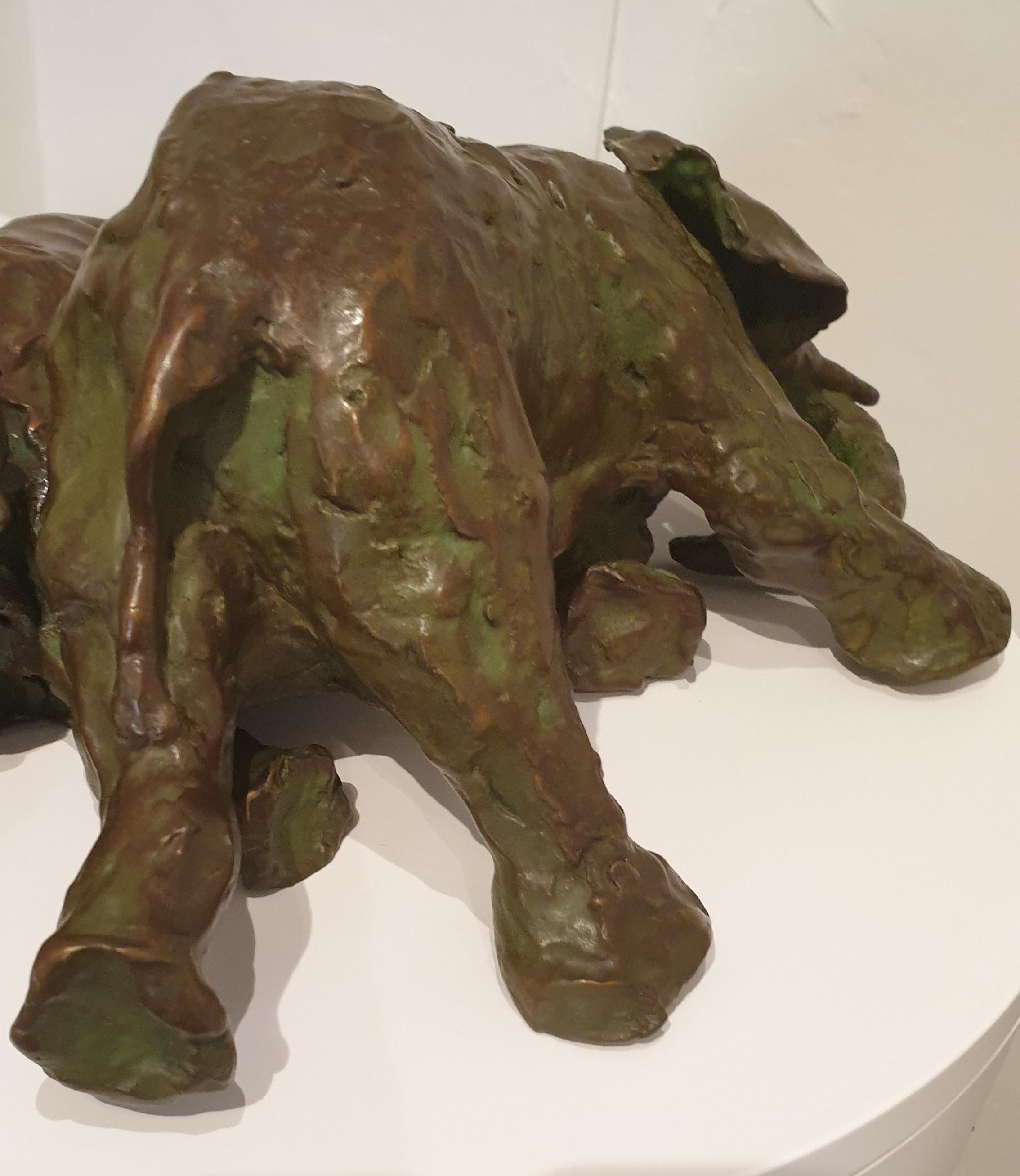 Pareja de elefantes jugando. Escultura de bronce patinado. en venta 6