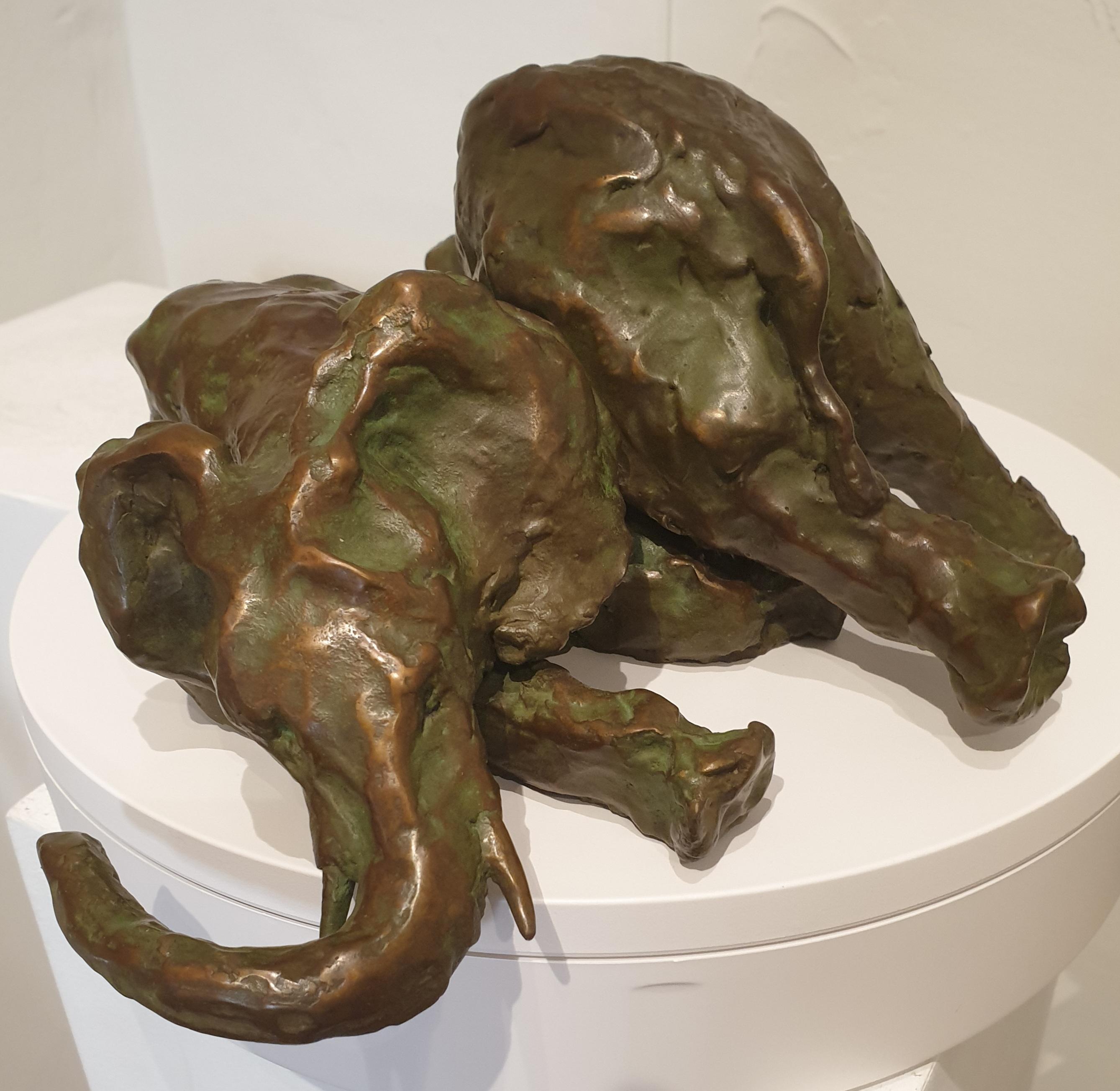 Pareja de elefantes jugando. Escultura de bronce patinado. en venta 7
