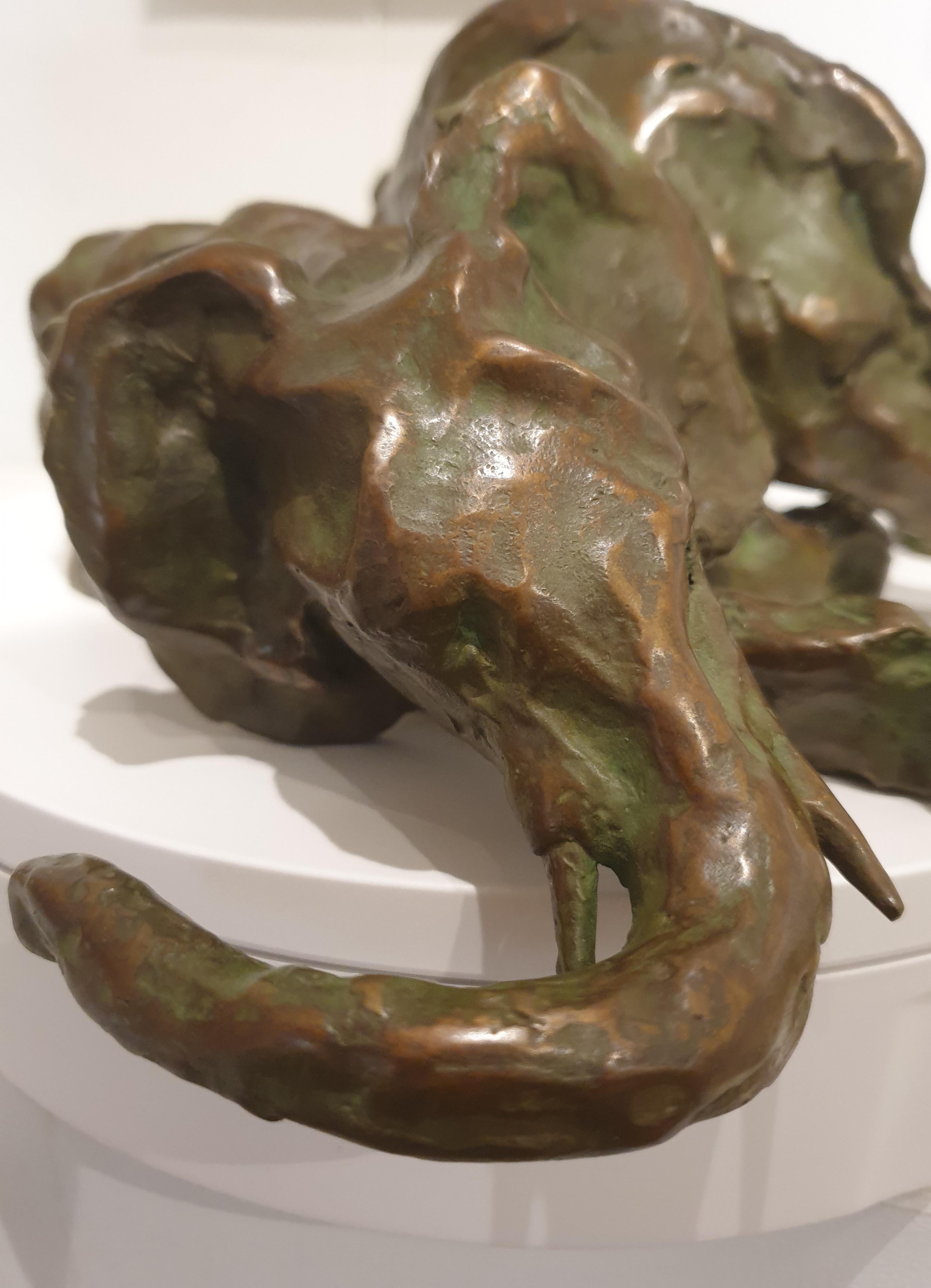 Pareja de elefantes jugando. Escultura de bronce patinado. en venta 8