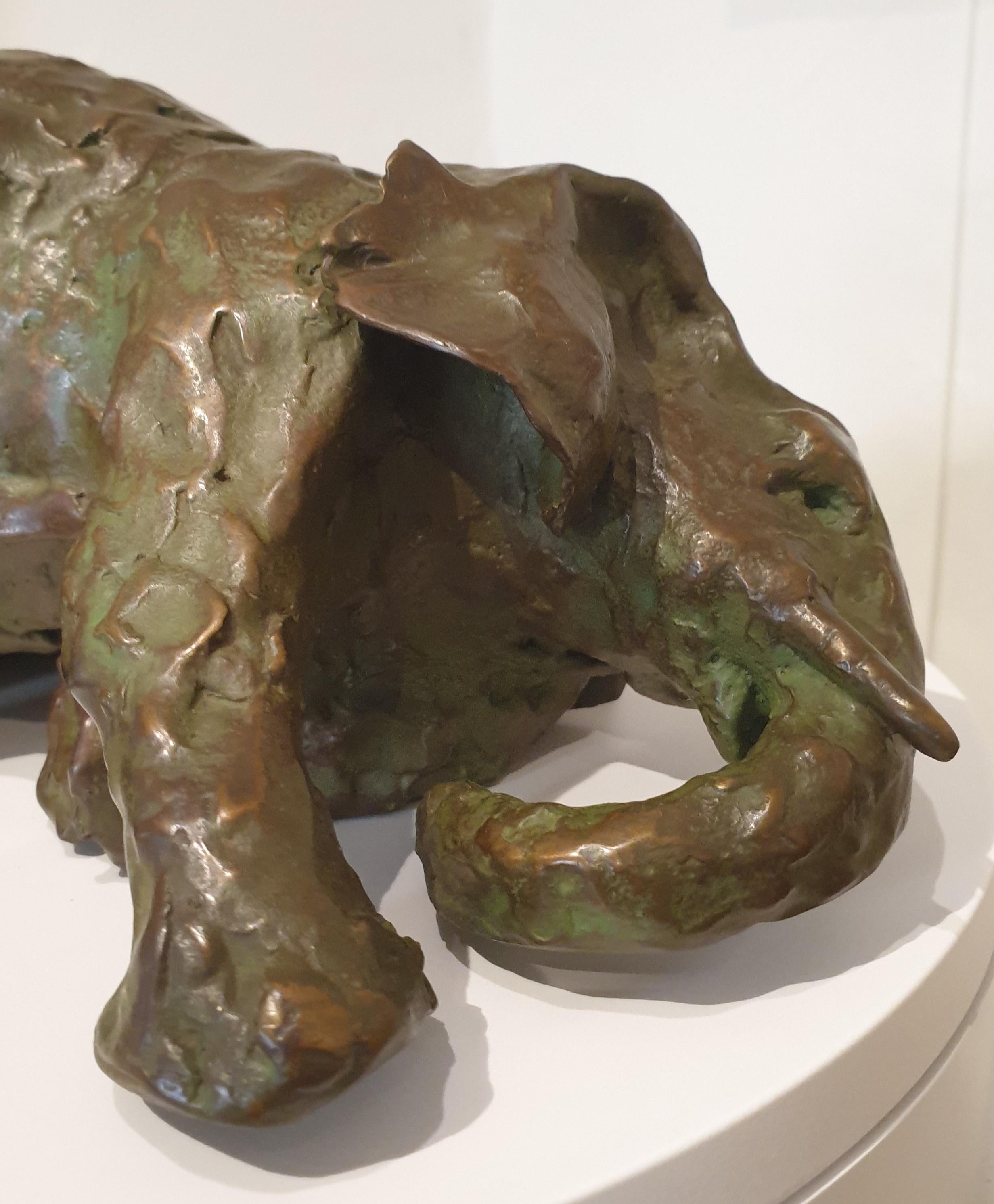 Pareja de elefantes jugando. Escultura de bronce patinado. en venta 9