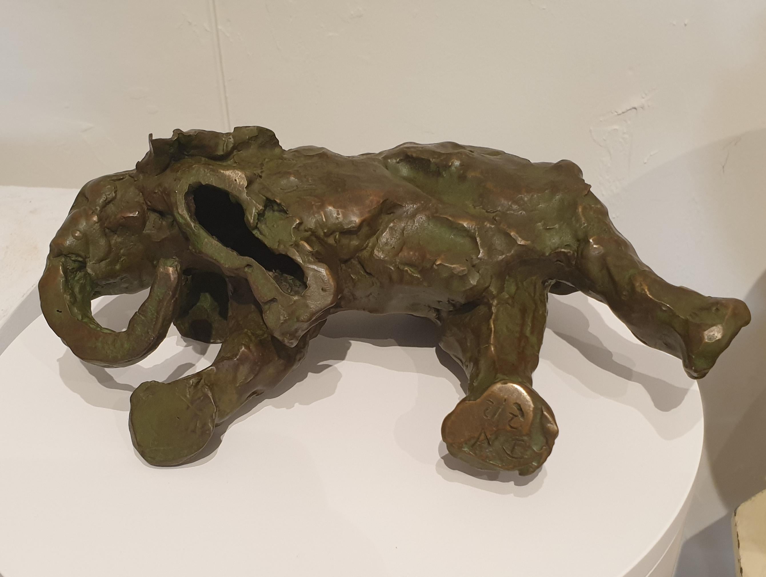 Pareja de elefantes jugando. Escultura de bronce patinado. en venta 13