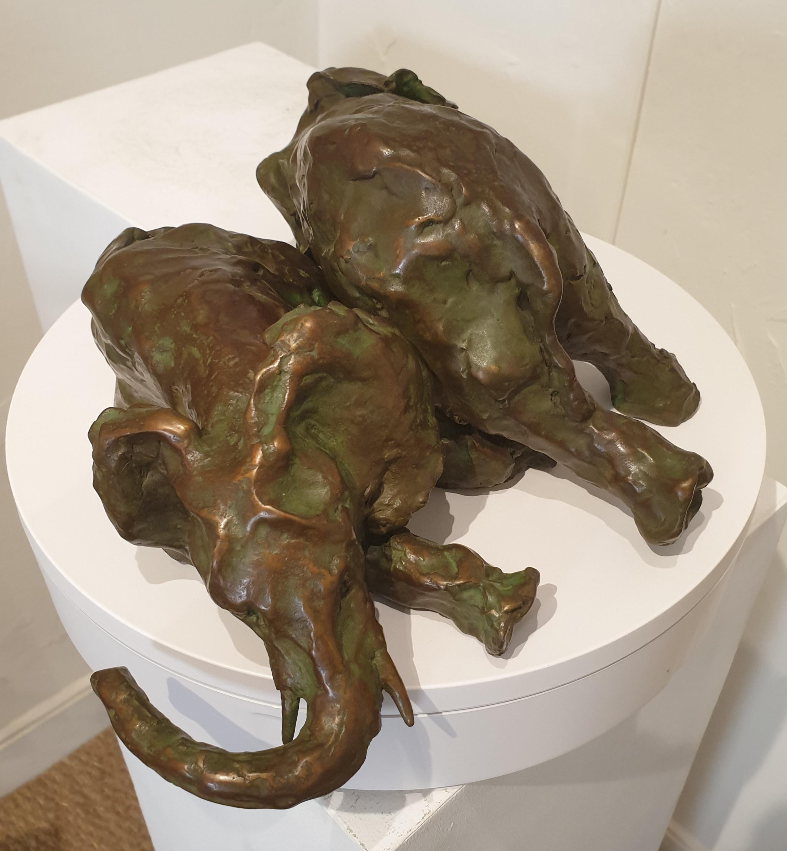 Pareja de elefantes jugando. Escultura de bronce patinado. en venta 1