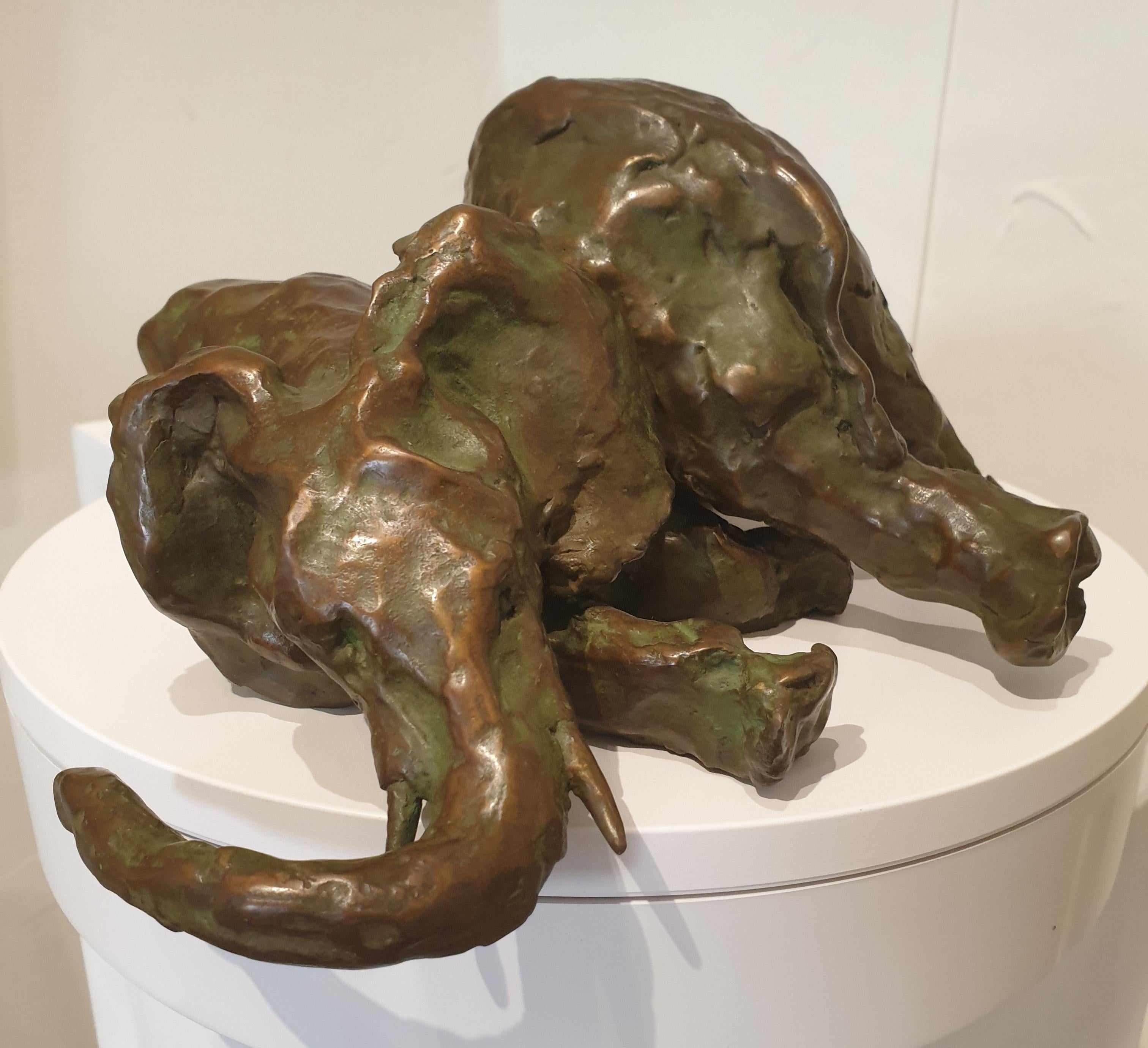 Pareja de elefantes jugando. Escultura de bronce patinado. en venta 2