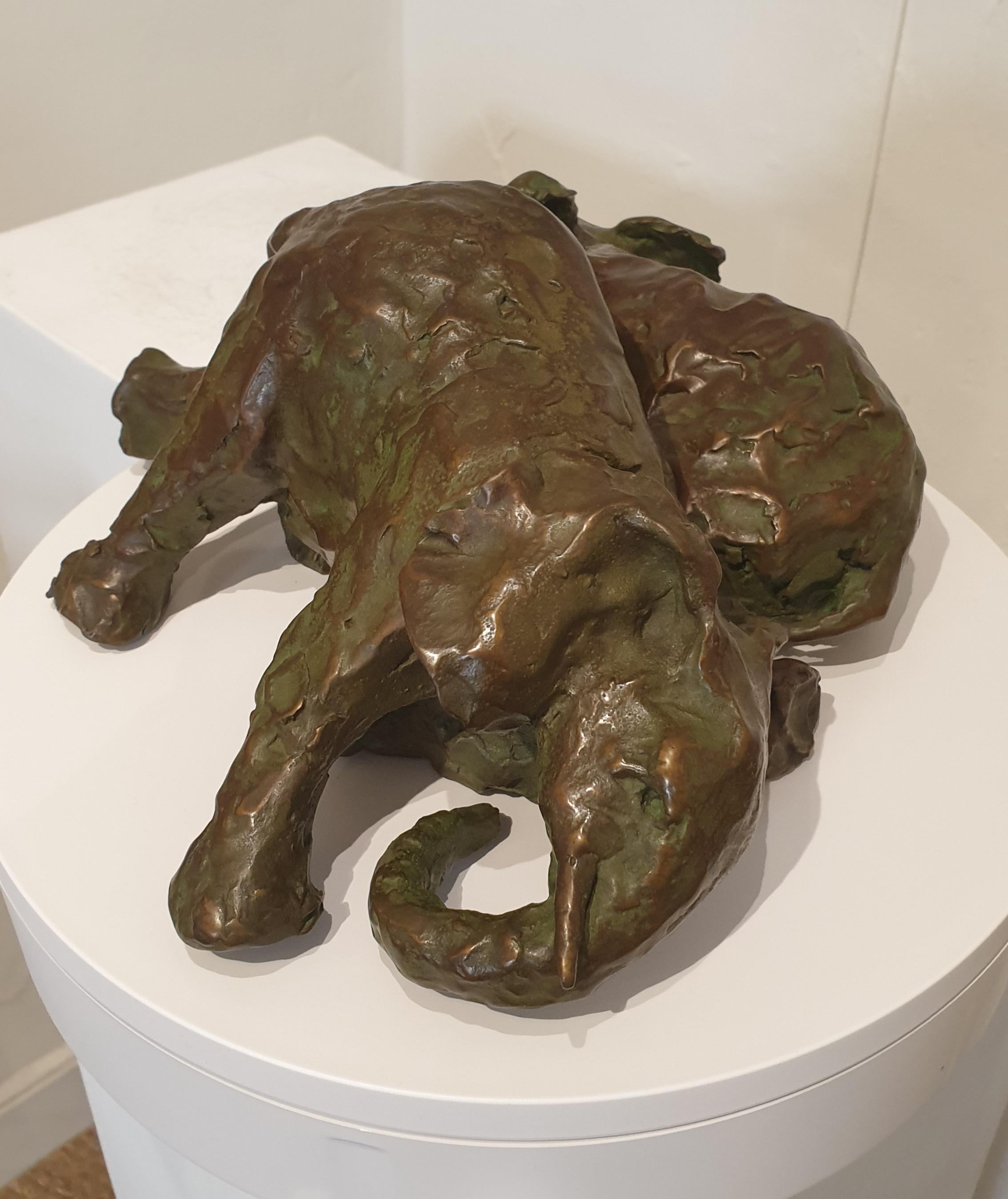 Figurative Sculpture de Dinah Neill - Pareja de elefantes jugando. Escultura de bronce patinado.