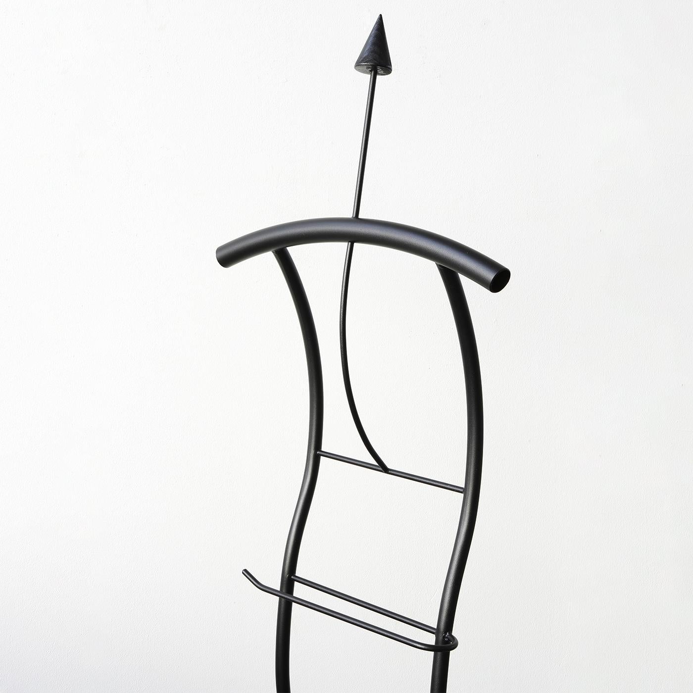 Fluid lines trace the harmonious profiles of this elegant modern-style valet stand, its copper-black frame finished with a refined sand effect. An ideal solution for keeping suits crease-free while keeping belts organized, it comes complete with a