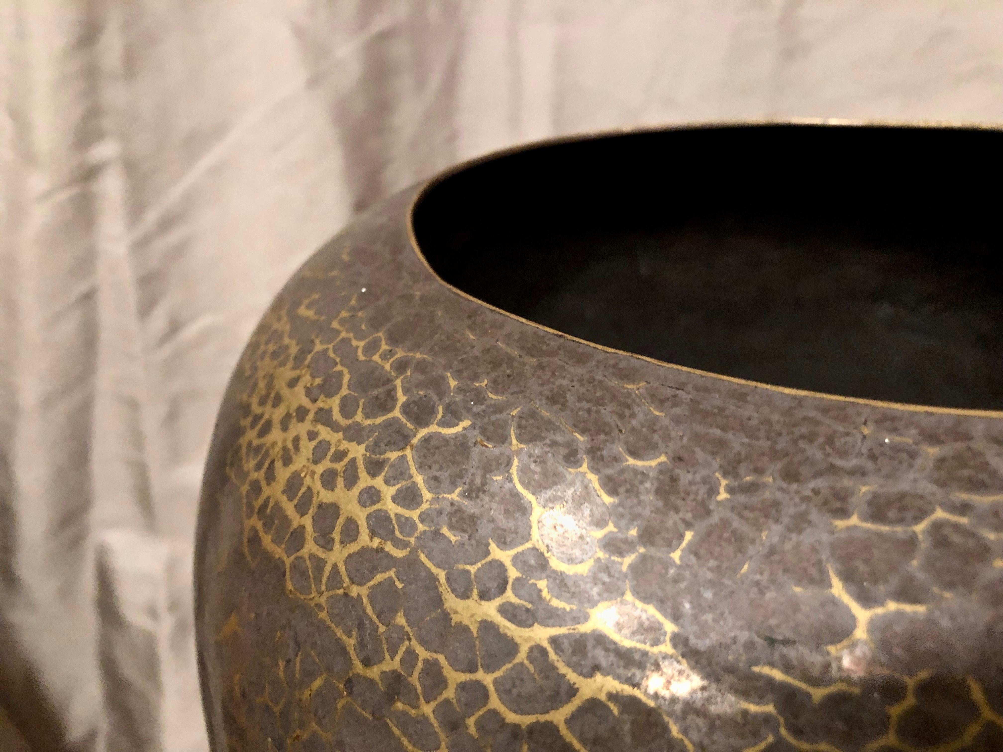 Vase/cache-pot Dinanderie en argent martelé et laiton par Christofle, France en vente 7