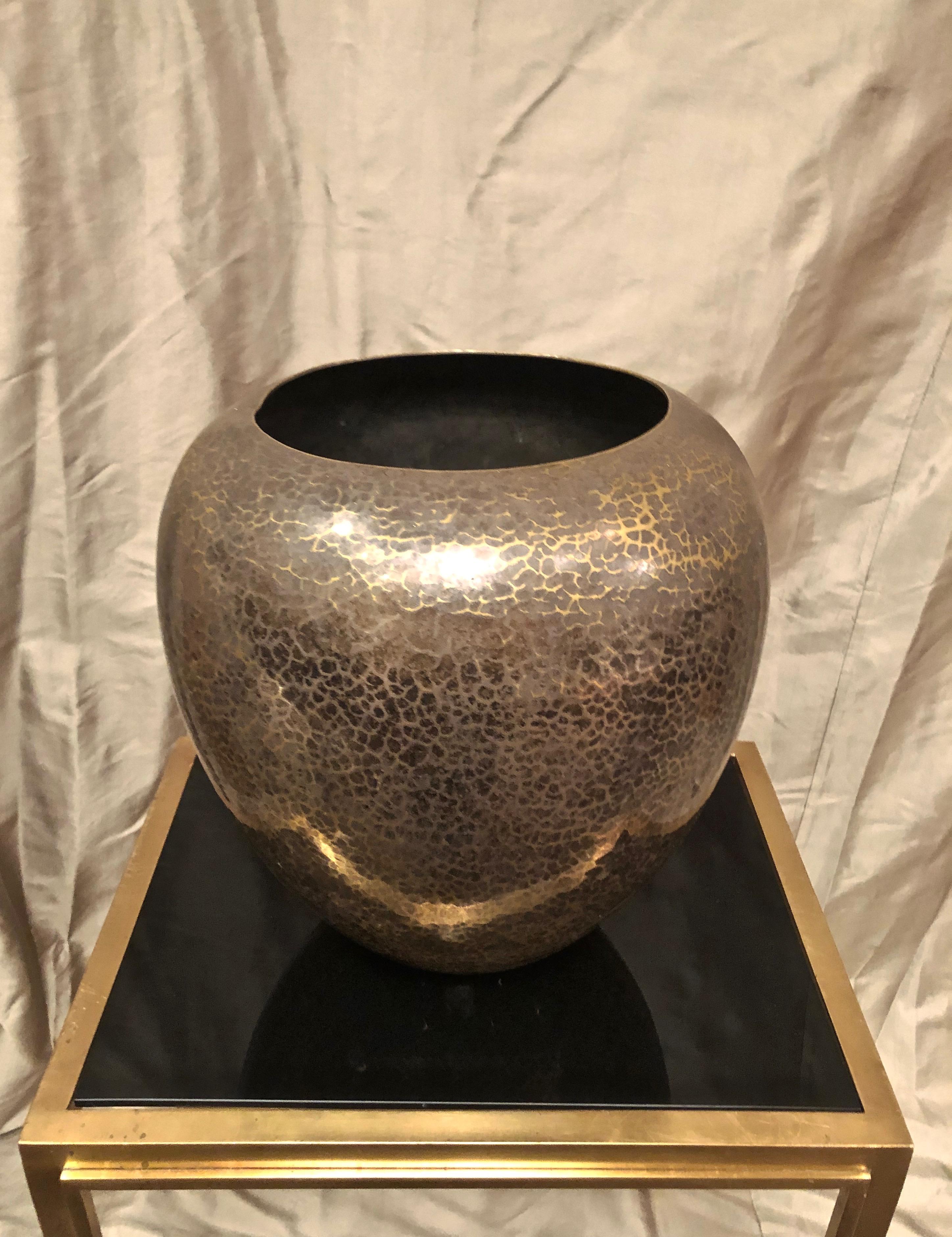 Vase / cache-pot en laiton et argent martelé à la main, créé vers 1928, de la collection 
