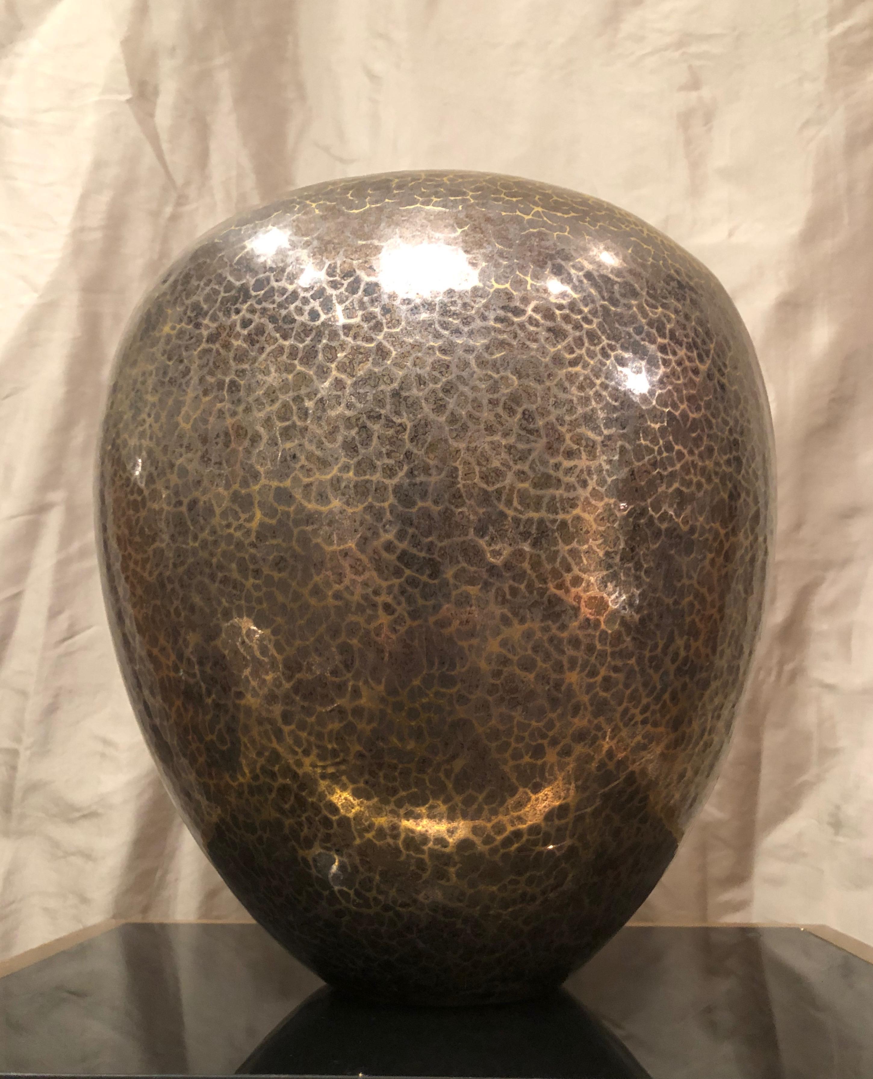 Dinanderie-Vase / Übertopf aus gehämmertem Silber und Messing von Christofle, Frankreich im Zustand „Gut“ im Angebot in Jersey City, NJ