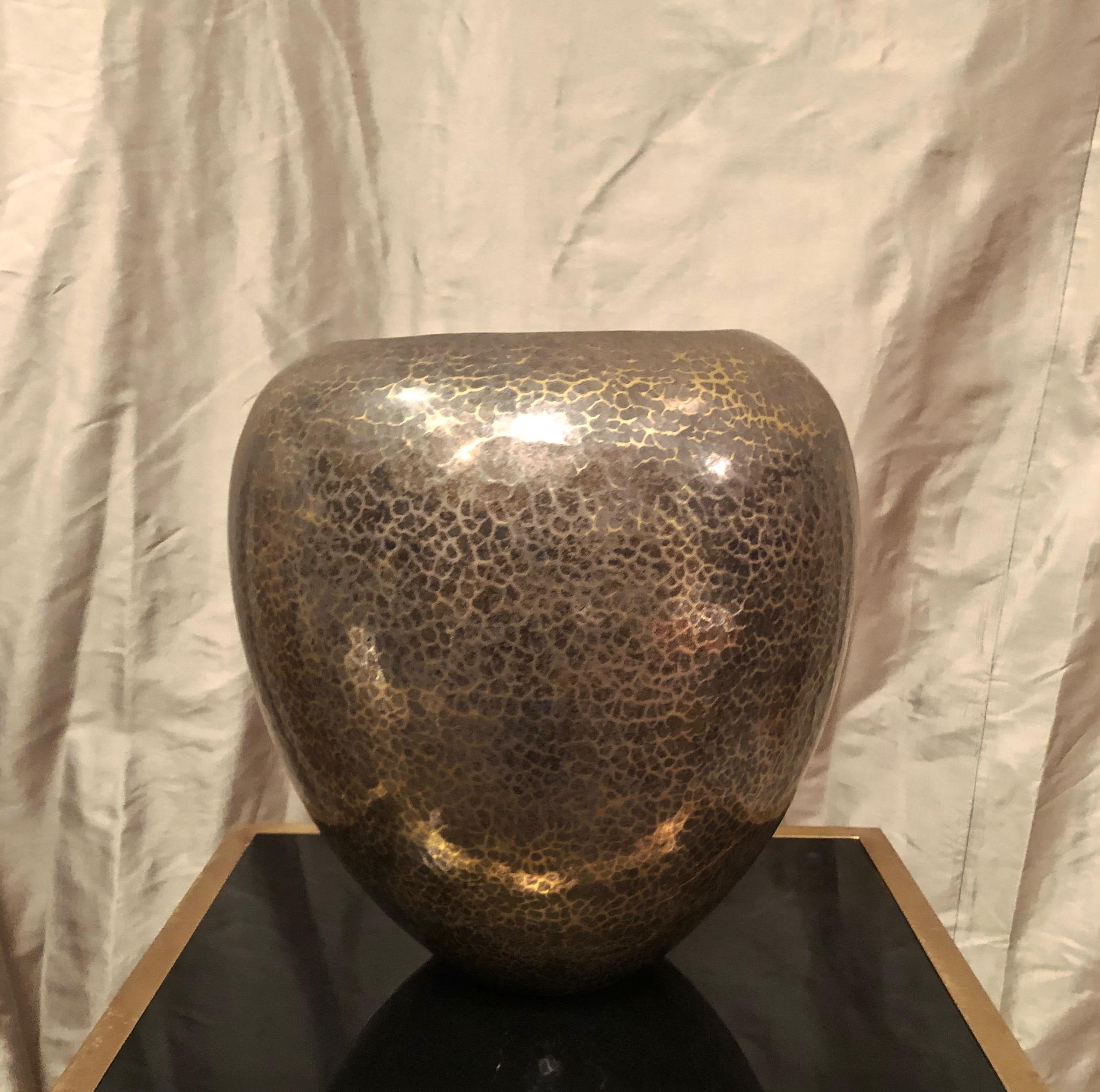 Dinanderie-Vase / Übertopf aus gehämmertem Silber und Messing von Christofle, Frankreich (Metall) im Angebot