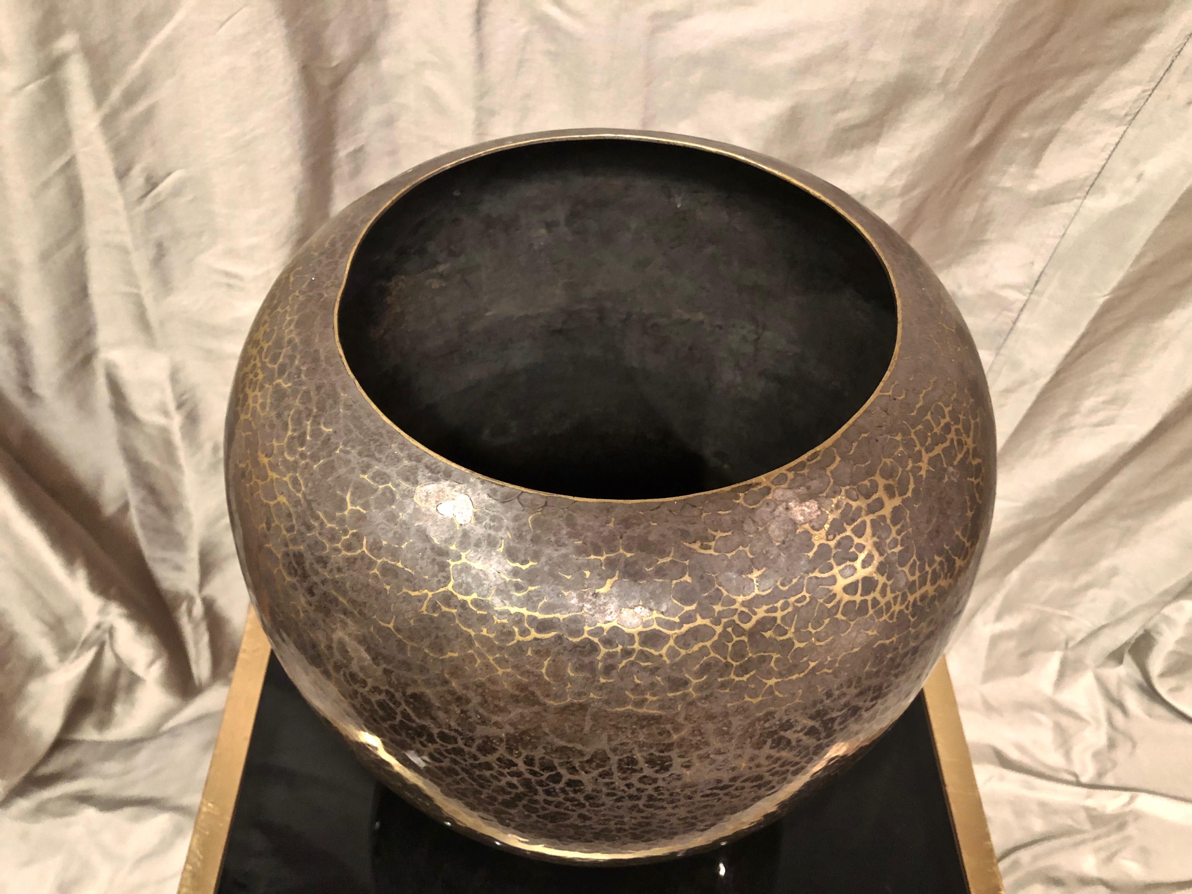 Dinanderie-Vase / Übertopf aus gehämmertem Silber und Messing von Christofle, Frankreich im Angebot 2