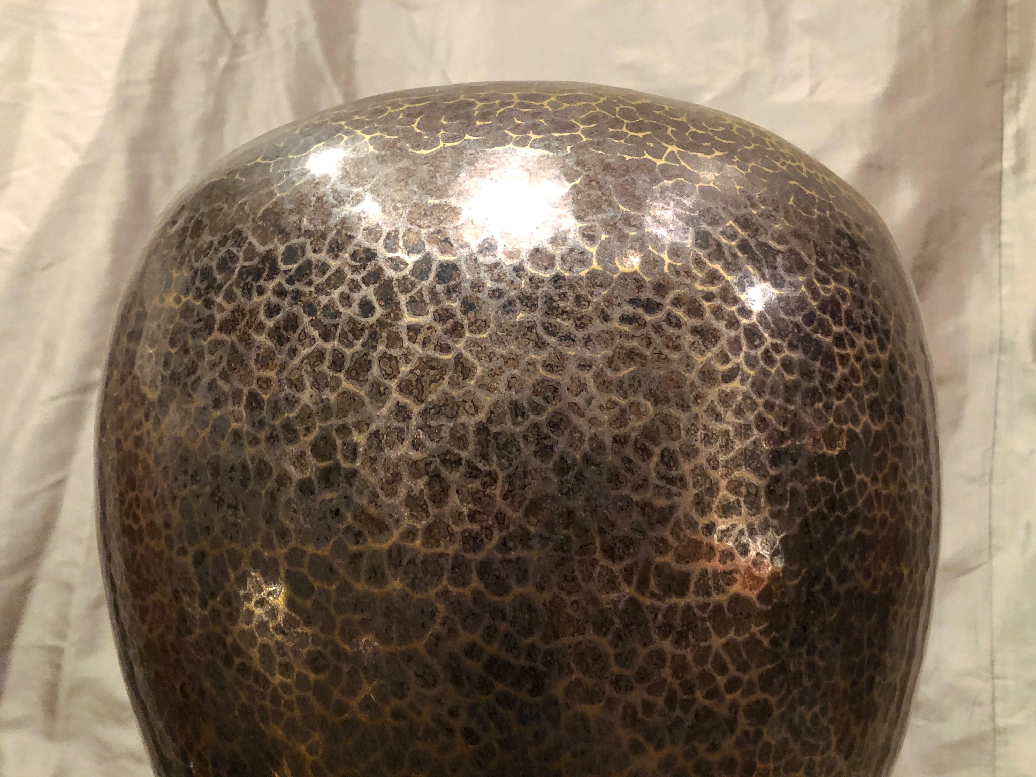 Dinanderie-Vase / Übertopf aus gehämmertem Silber und Messing von Christofle, Frankreich im Angebot 4