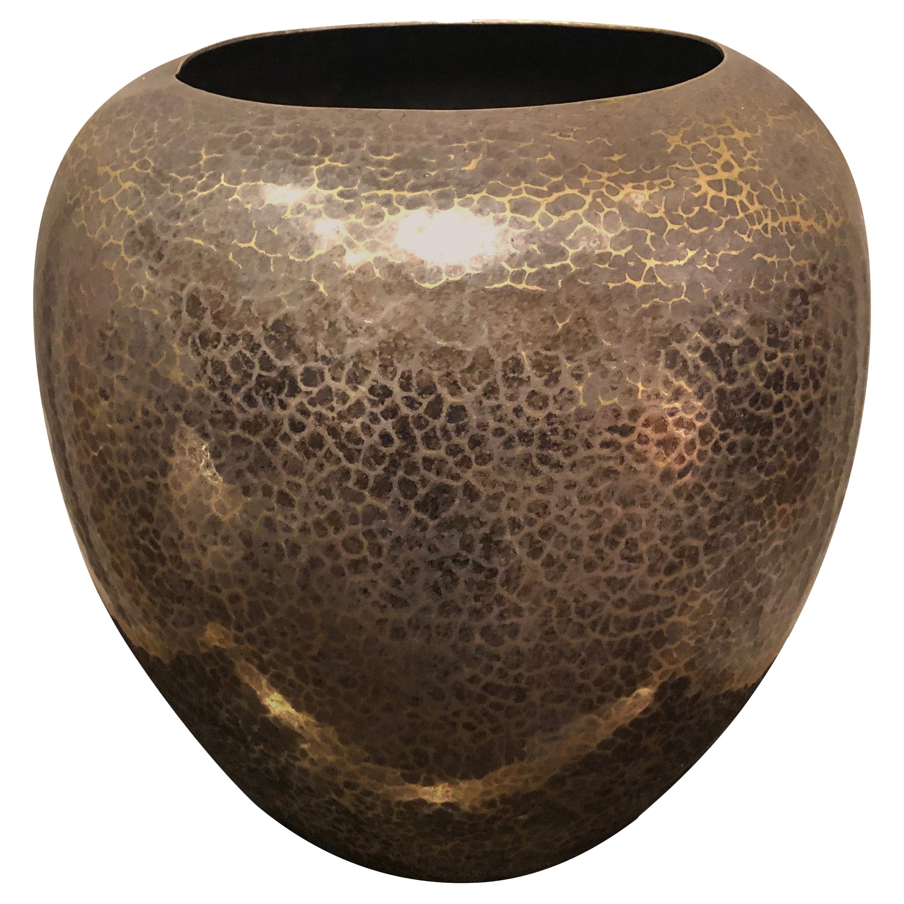 Vase/cache-pot Dinanderie en argent martelé et laiton par Christofle, France